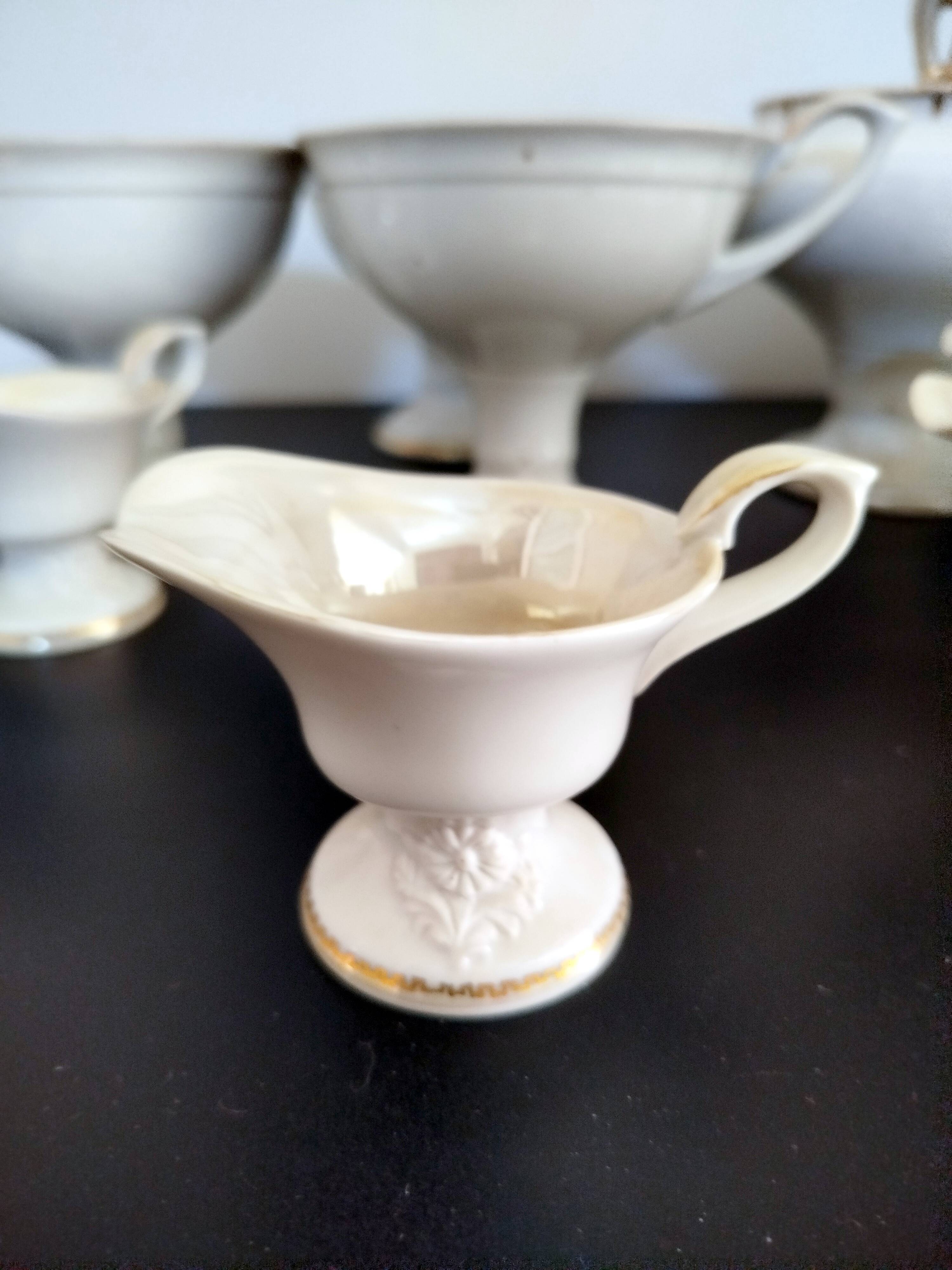 Service en porcelaine d’art relief 16 pièces signé DR – 1991 design studio