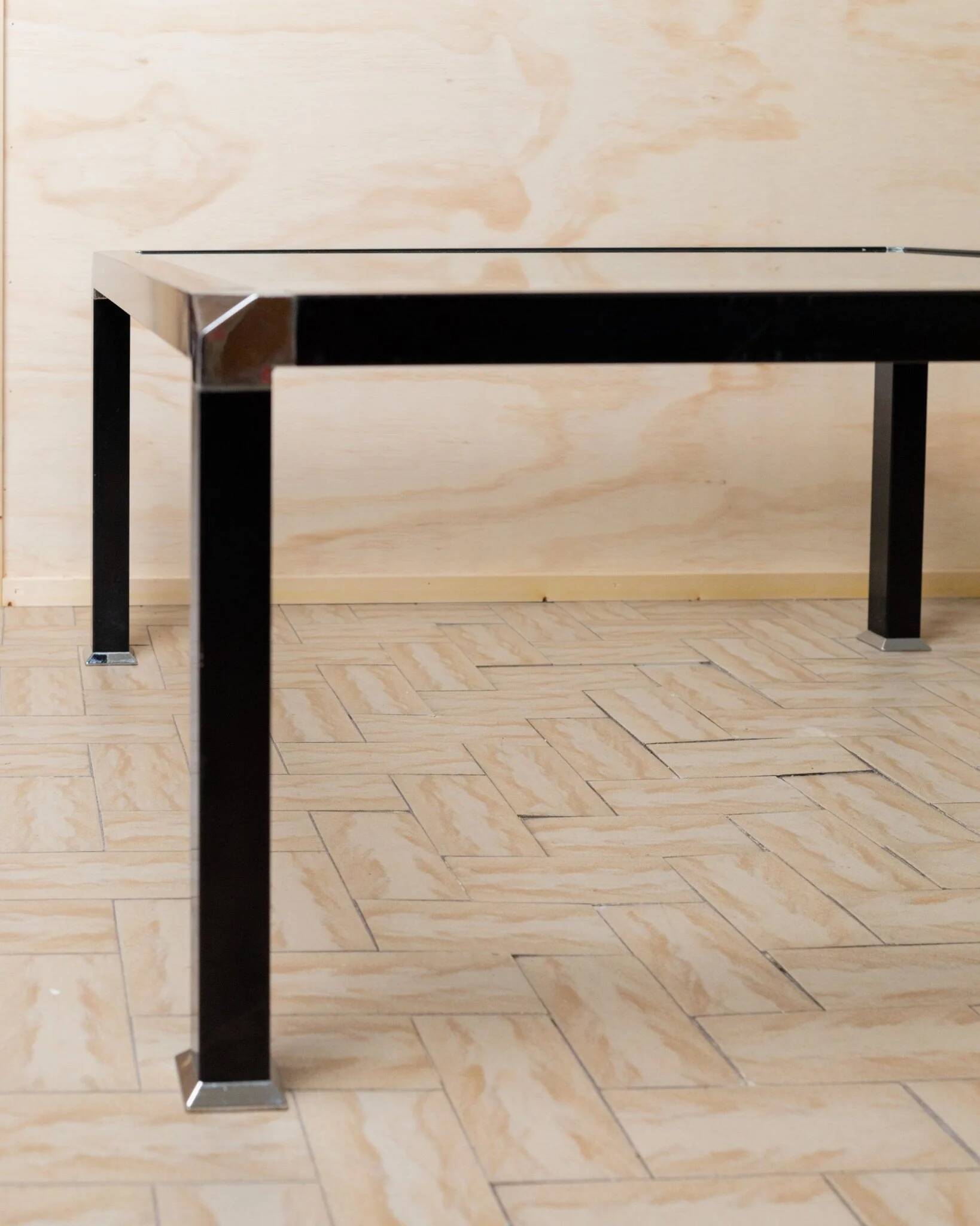 Table d'appoint vintage en métal laqué noir avec plateau en verre à damier dans le style Memphis, Italie, années 1980.