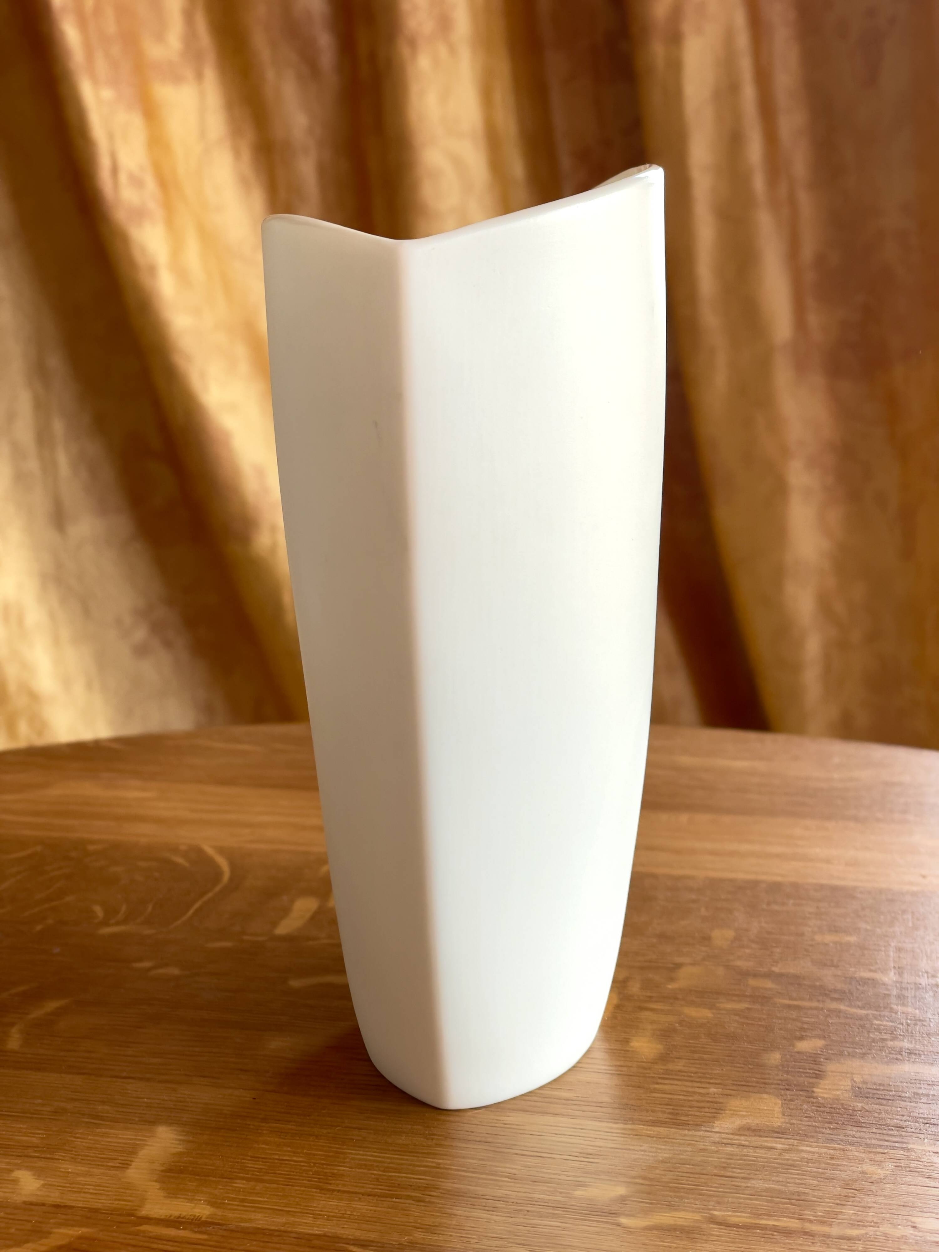 Vintage white porcelain vase AK Kaiser. It is signed Manfred Frey, 1960