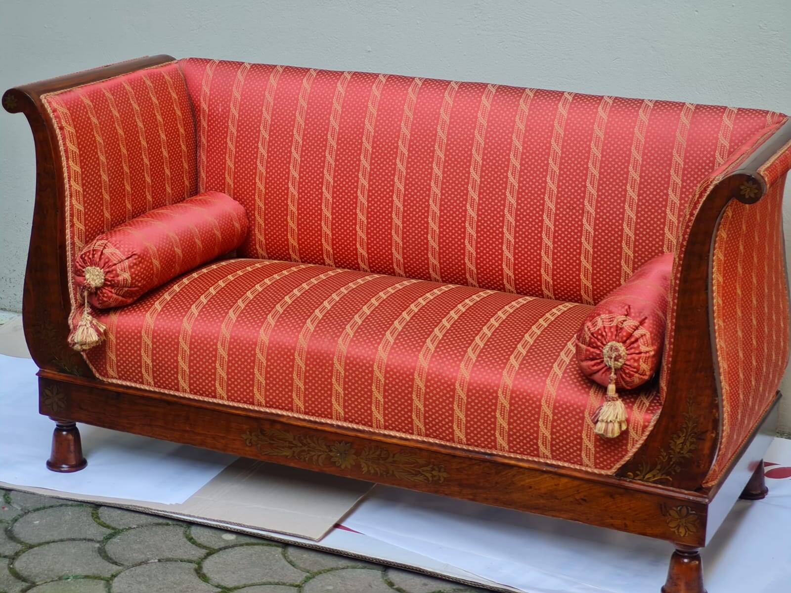 Boat-shaped sofa in 19th-century style