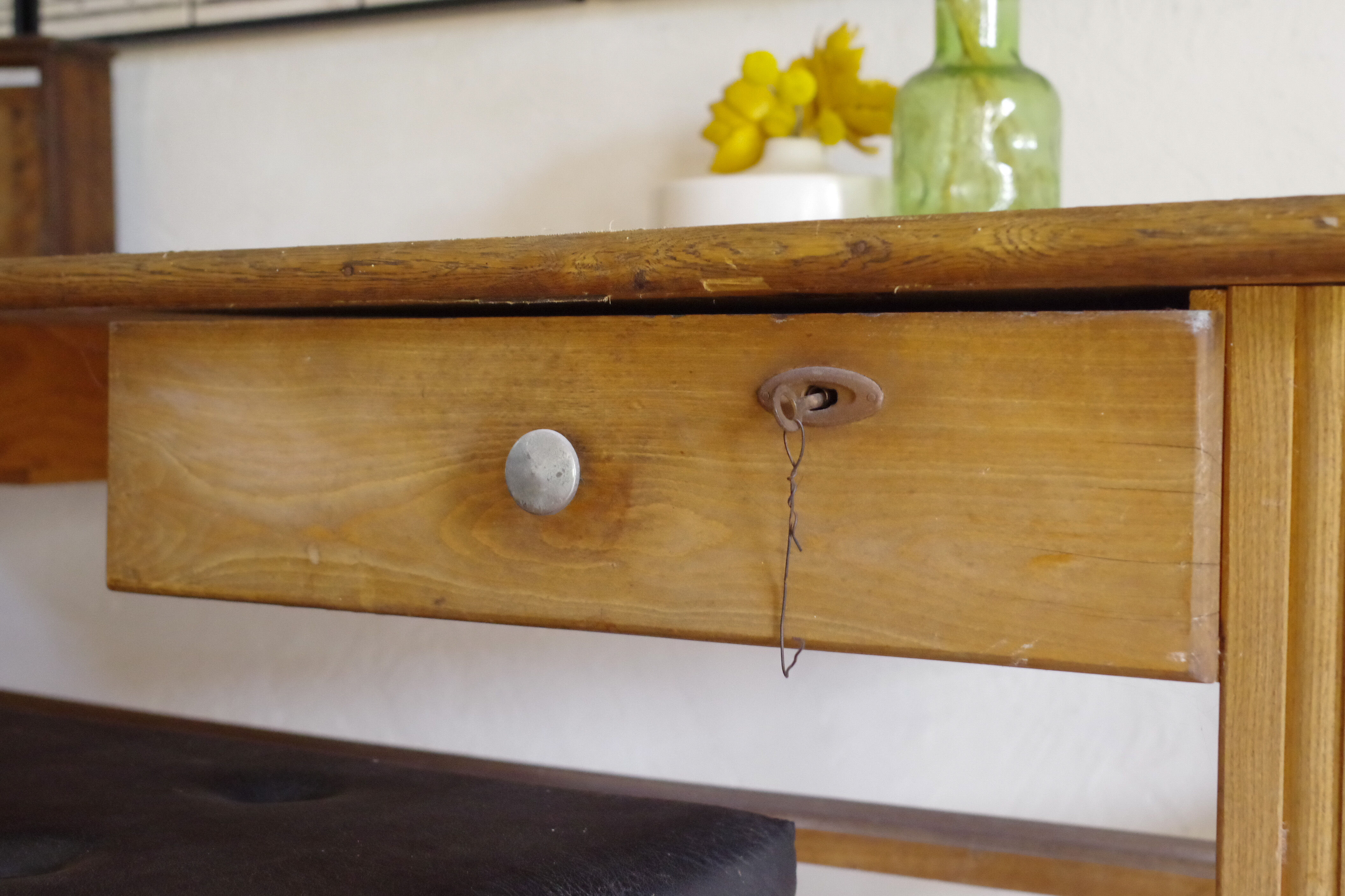 Trade Table - Post desk