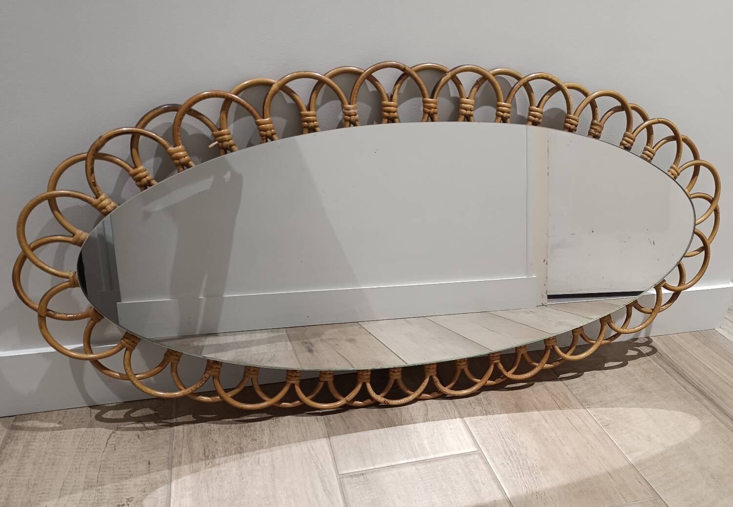 Grand miroir en rotin ovale vintage 1960