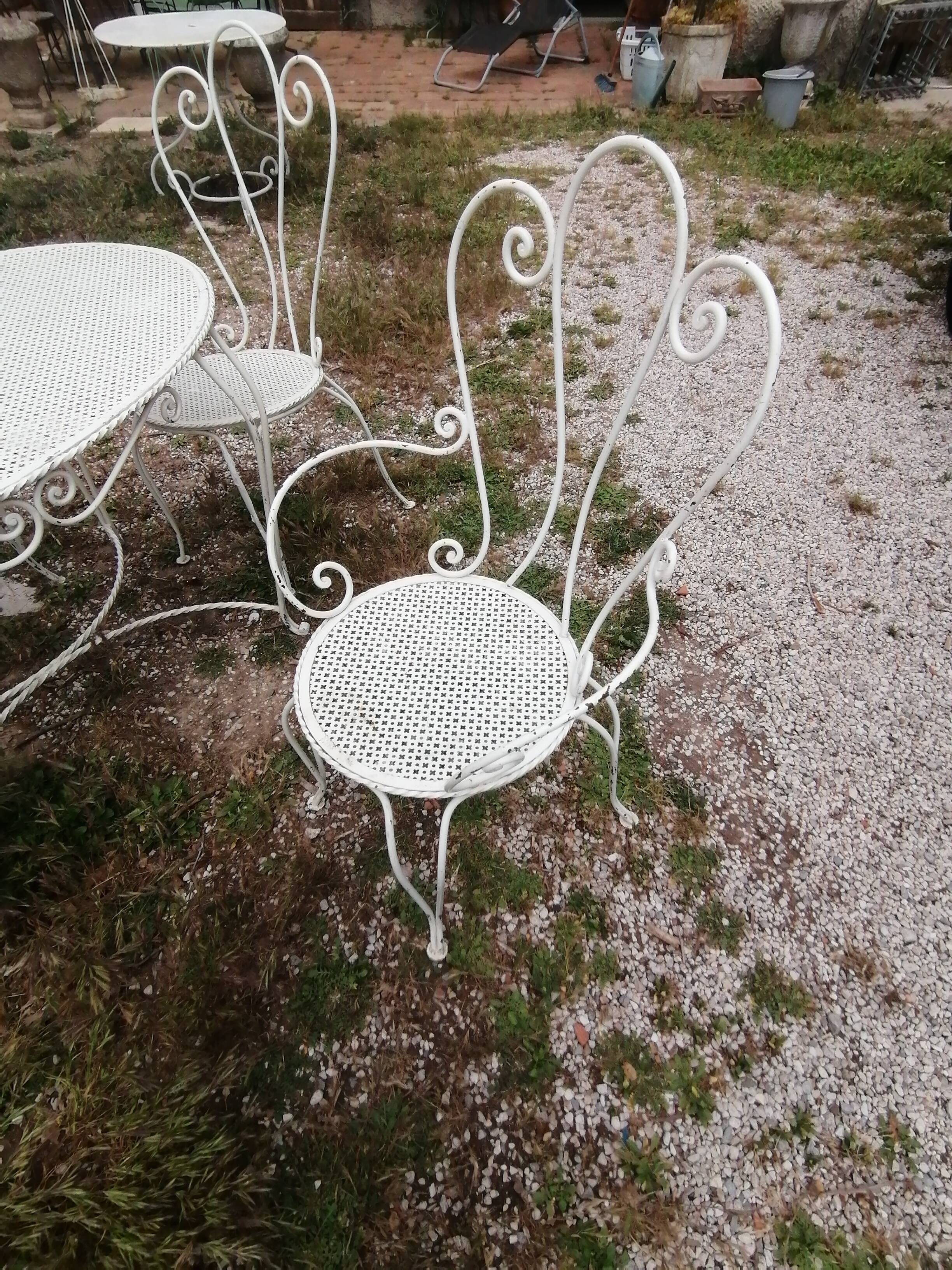 Garden furniture in wrought iron of the 70s. 5 pieces, oval table.
