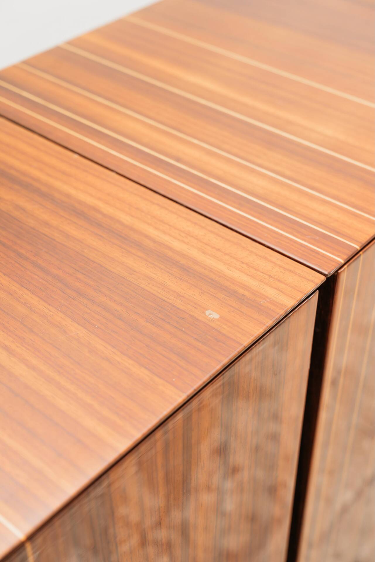 Enfilade en palissandre monumental en bois zèbre laqué de style mid-century.