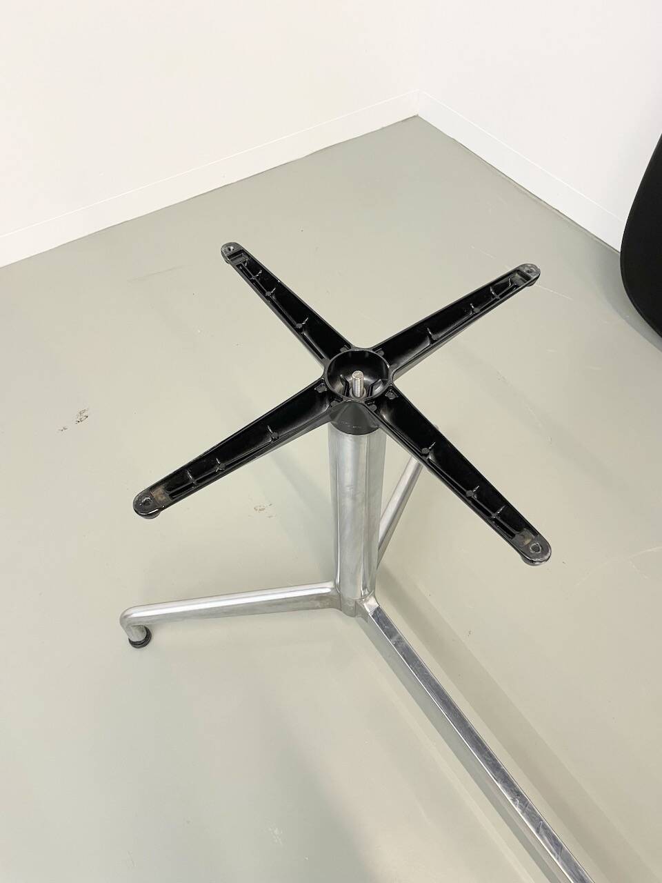 Giancarlo Piretti conference table