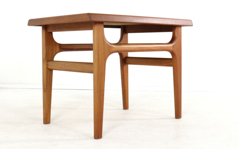 Table basse / table d'appoint 'Tuse' de Niels Bach, vintage danois