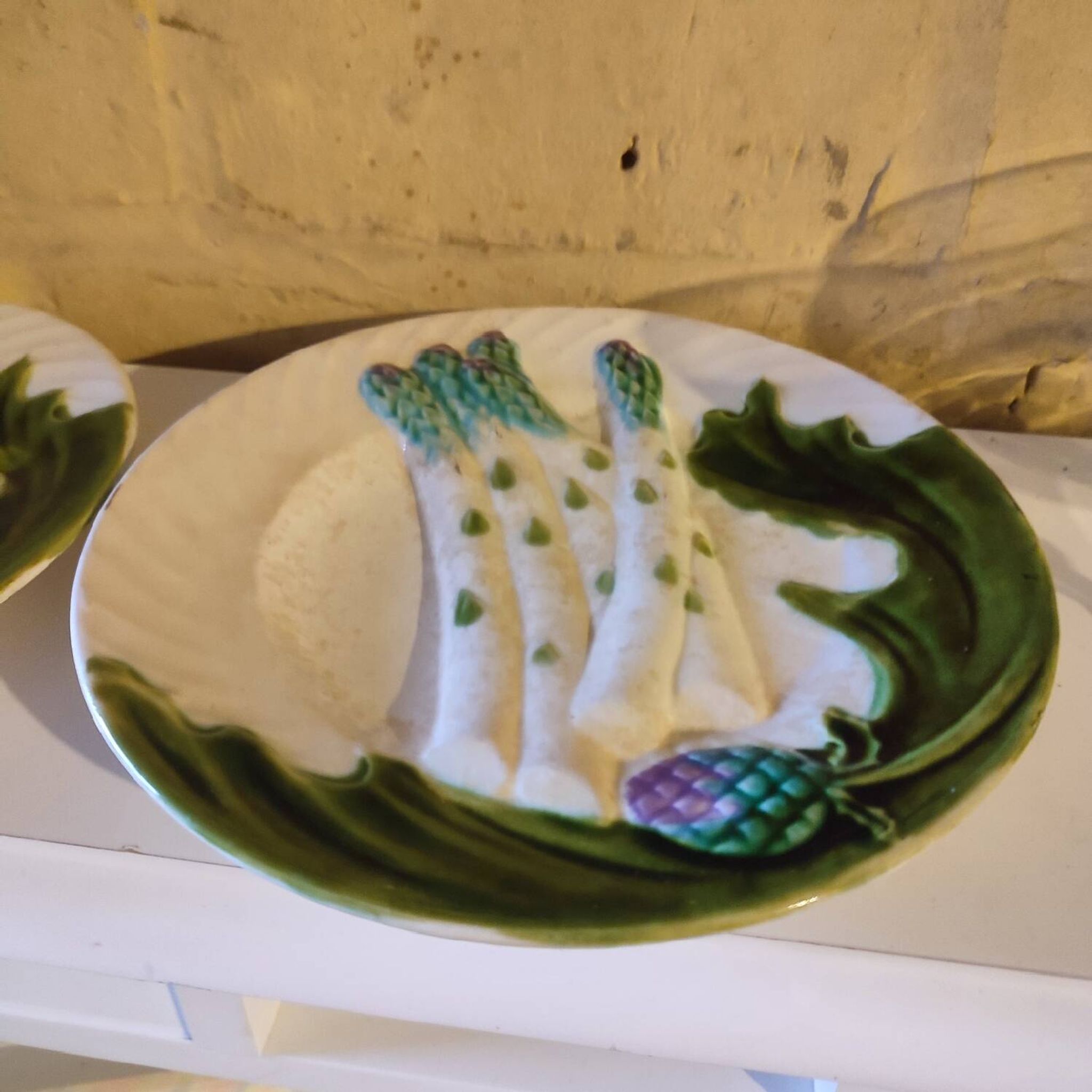 Two old asparagus plates in Salins barbotine