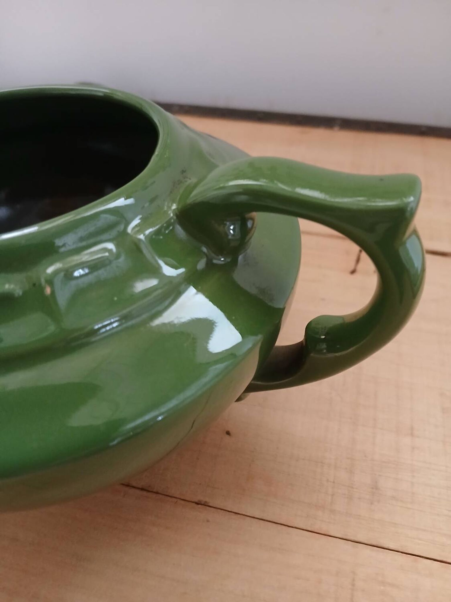 Théière verte en faïence