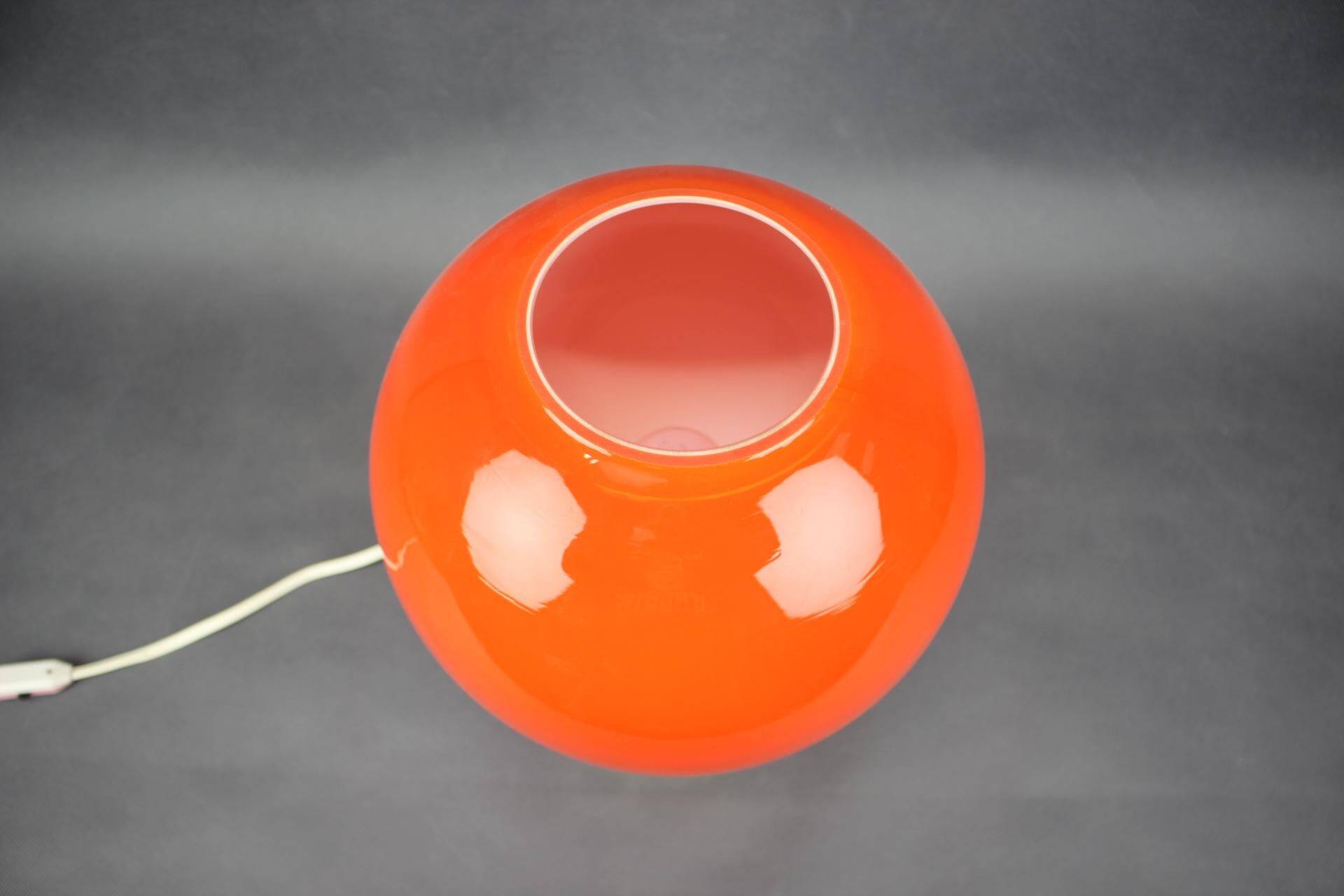 Lampe de table champignon en verre opalin orange tchèque des années 1970