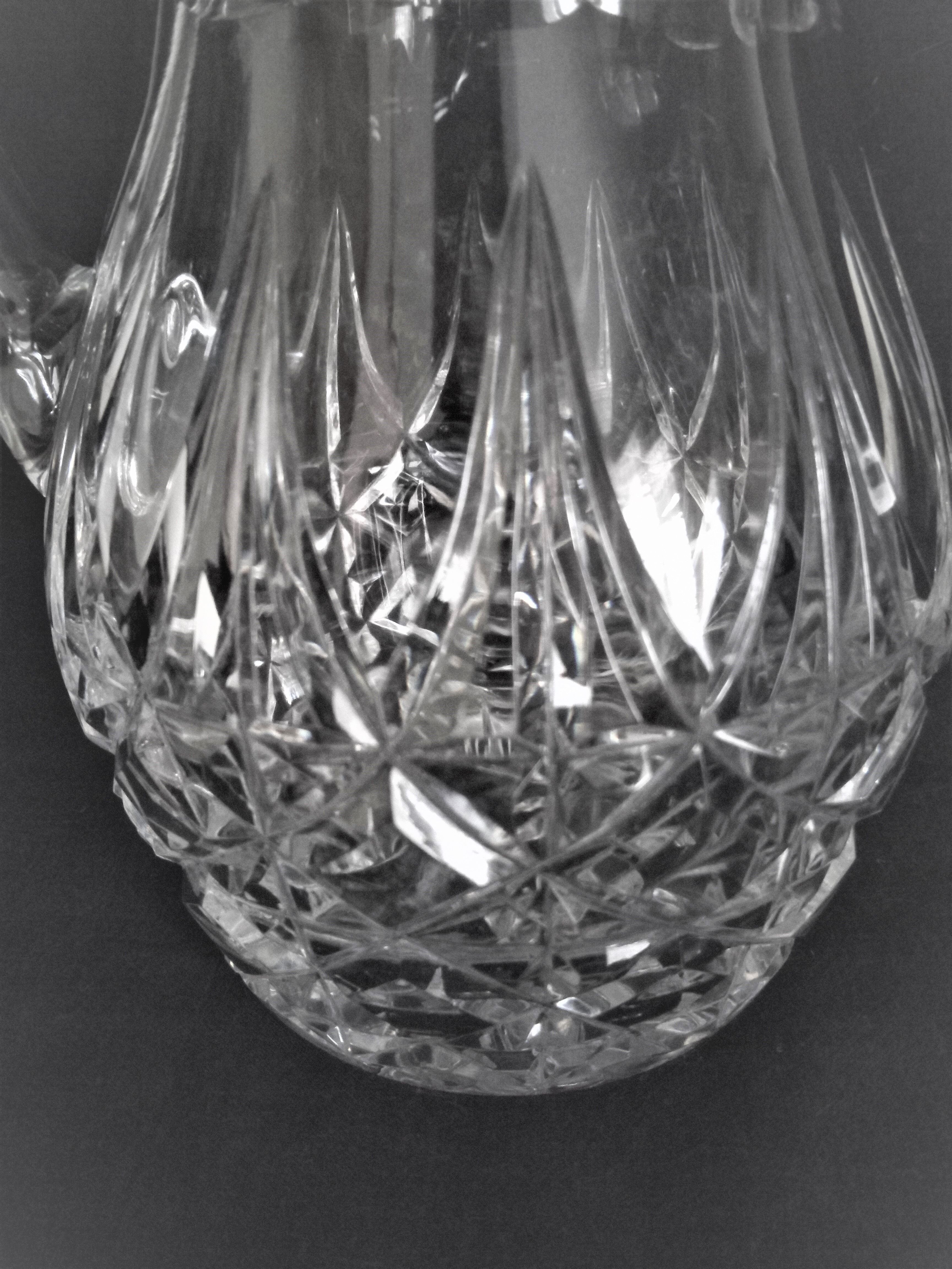 Carafe à eau en cristal taillé de Saint Louis, signée