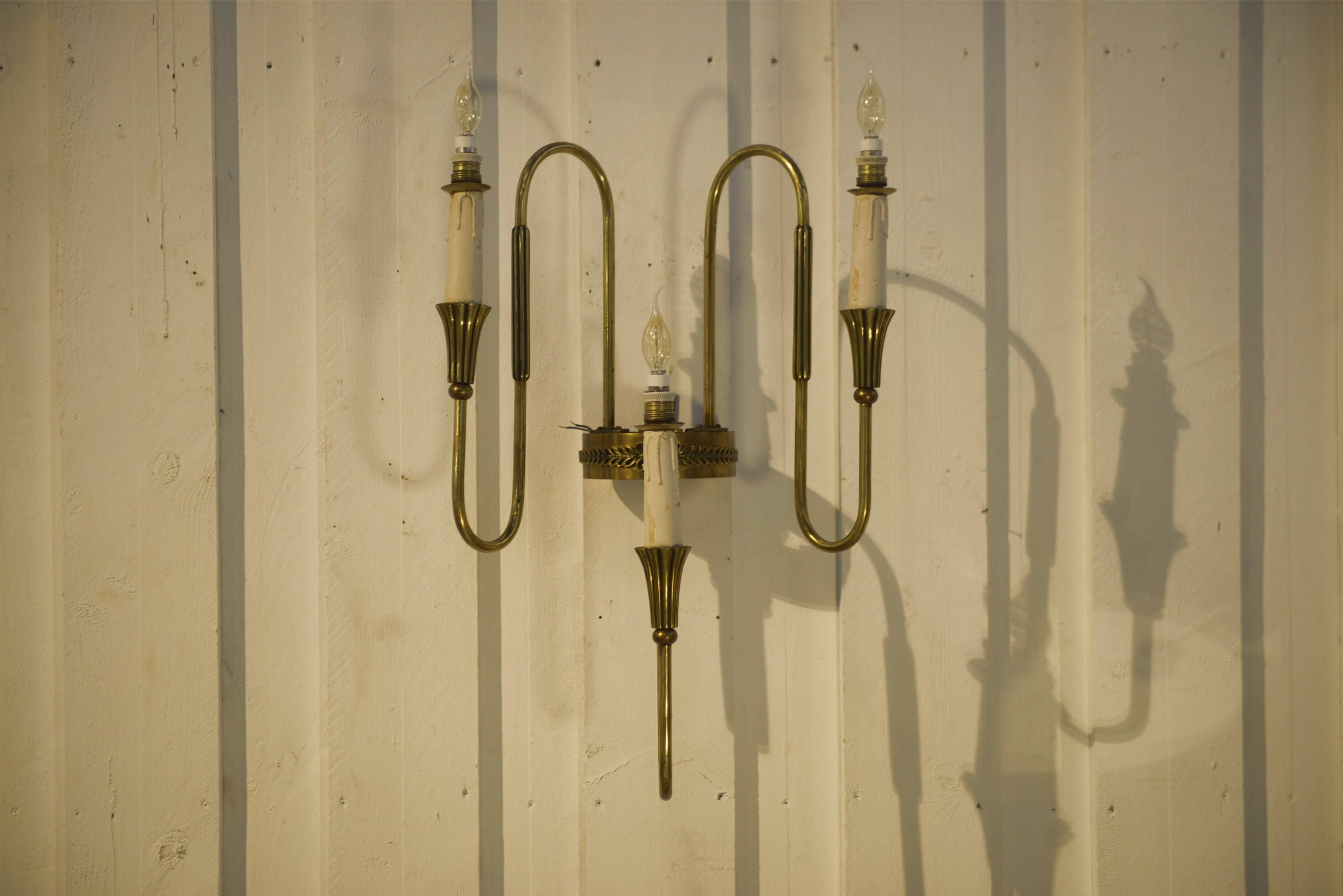 Monumental bronze wall light with three arms, neoclassical Art Deco from the 1940s.