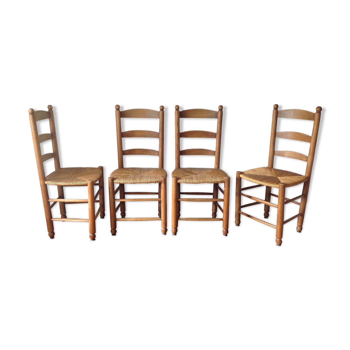Lot of 4 wooden chairs asssise mulched