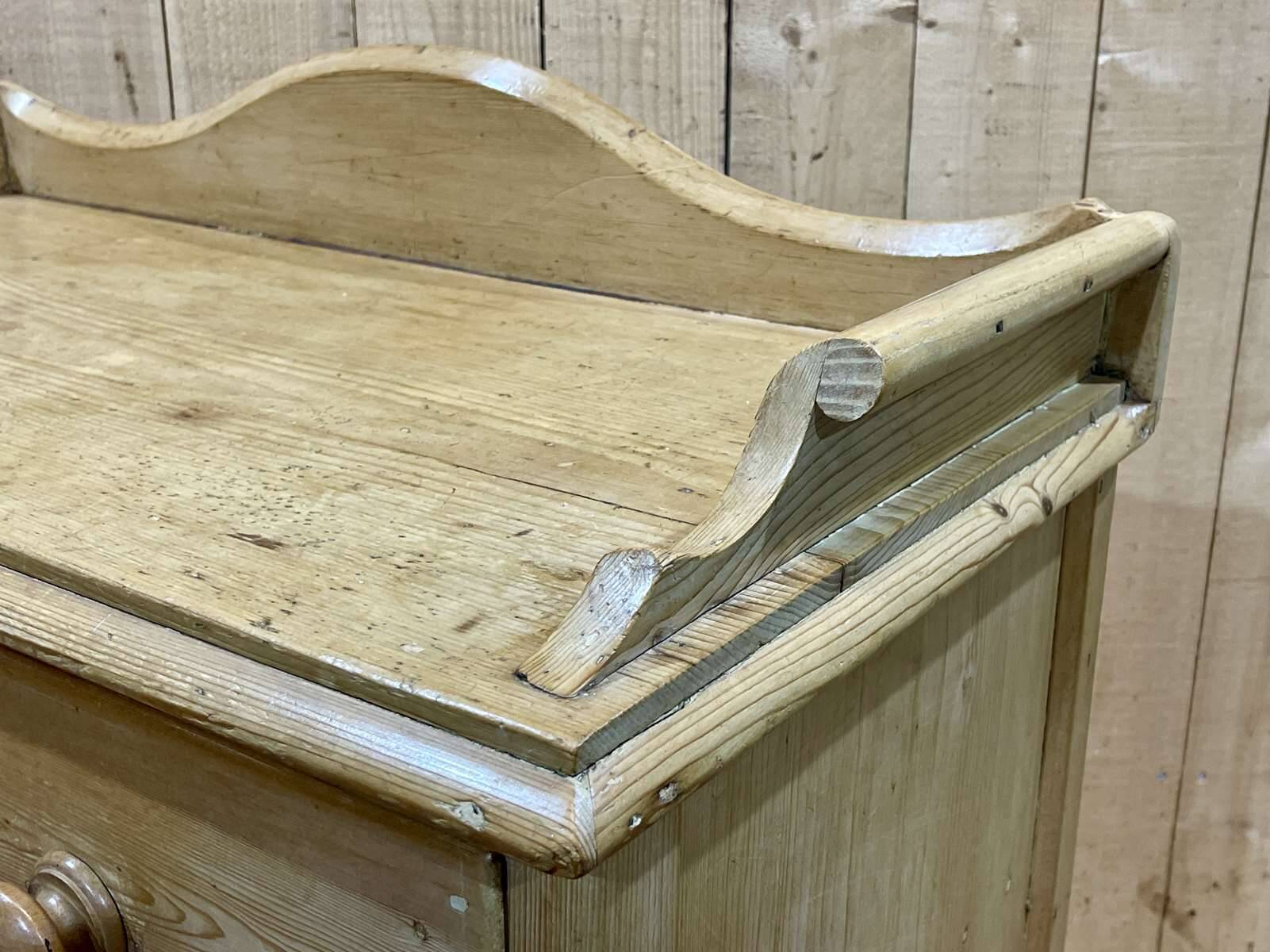 19th century Victorian chest of drawers in fir