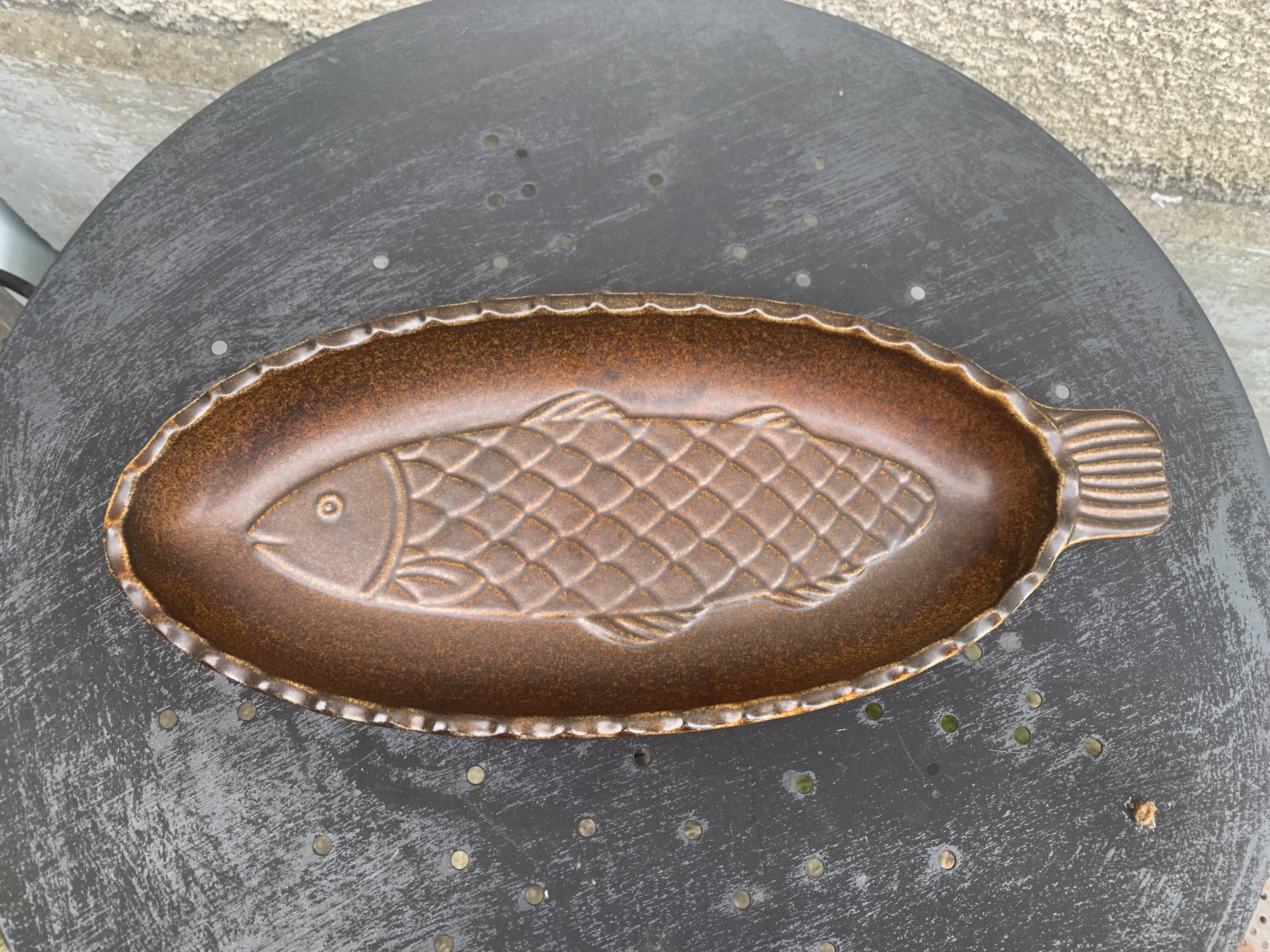 Glazed ceramic dish with fish pattern in relief friesbud melitta germany katen geschler 70