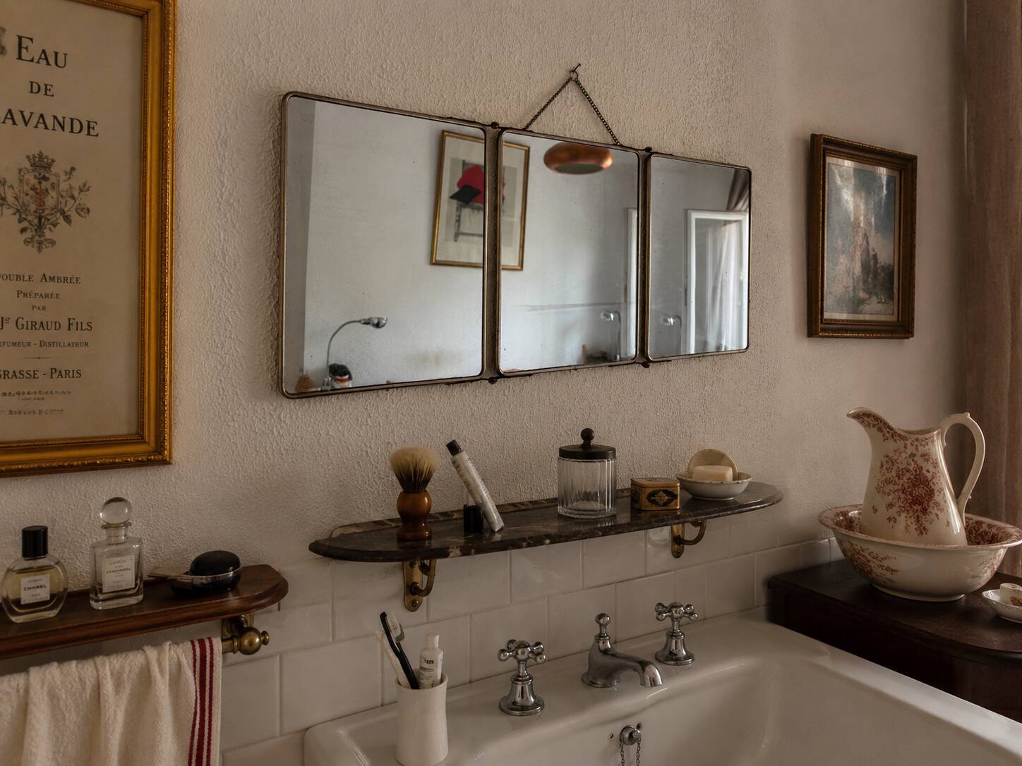 Miroir triptyque de barbier en simili cuir bleu, 1950