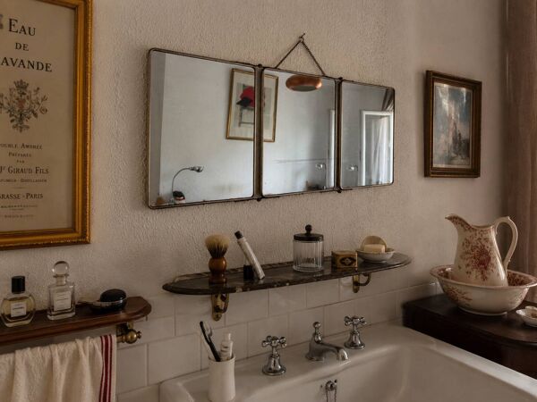 Miroir triptyque de barbier en simili cuir bleu, 1950