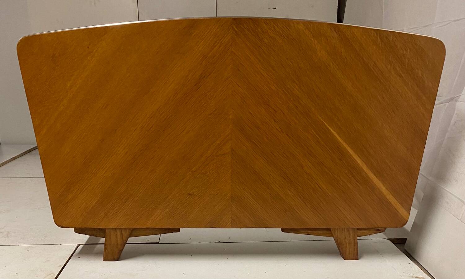 Bed and bedside compass foot