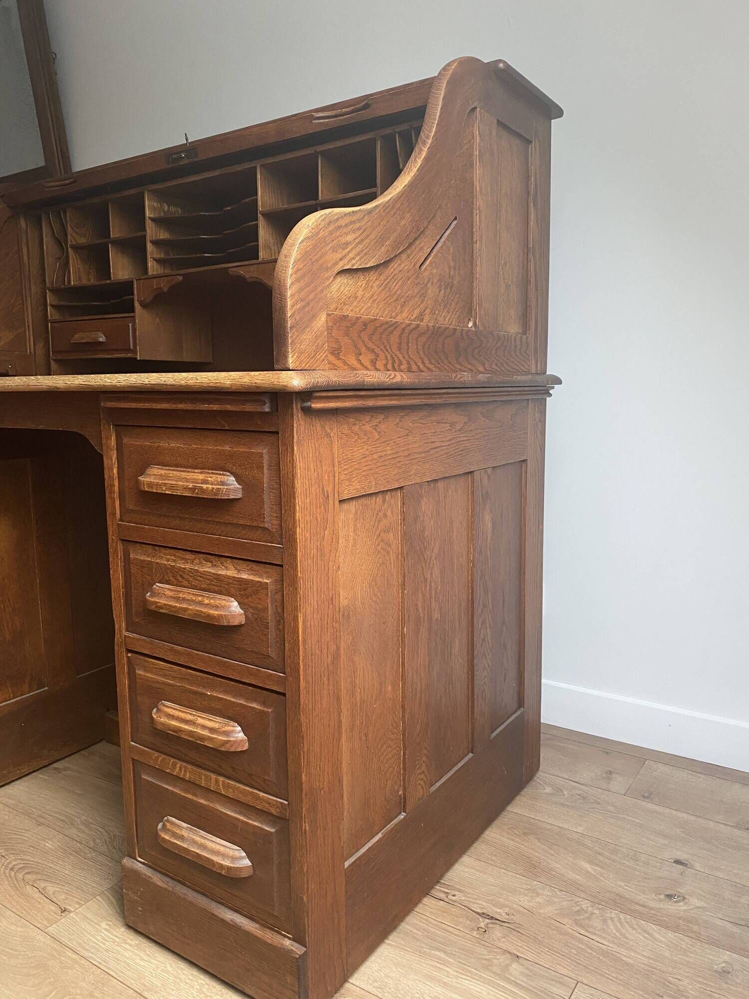 American roll-top desk in solid oak, also known as "Roll desk top".