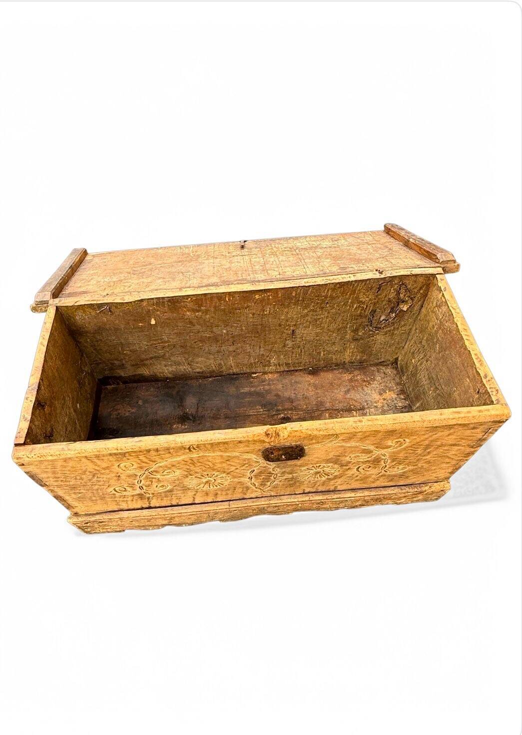 Magnifique coffre de mariage ancien en bois sculpté