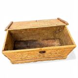 Magnifique coffre de mariage ancien en bois sculpté