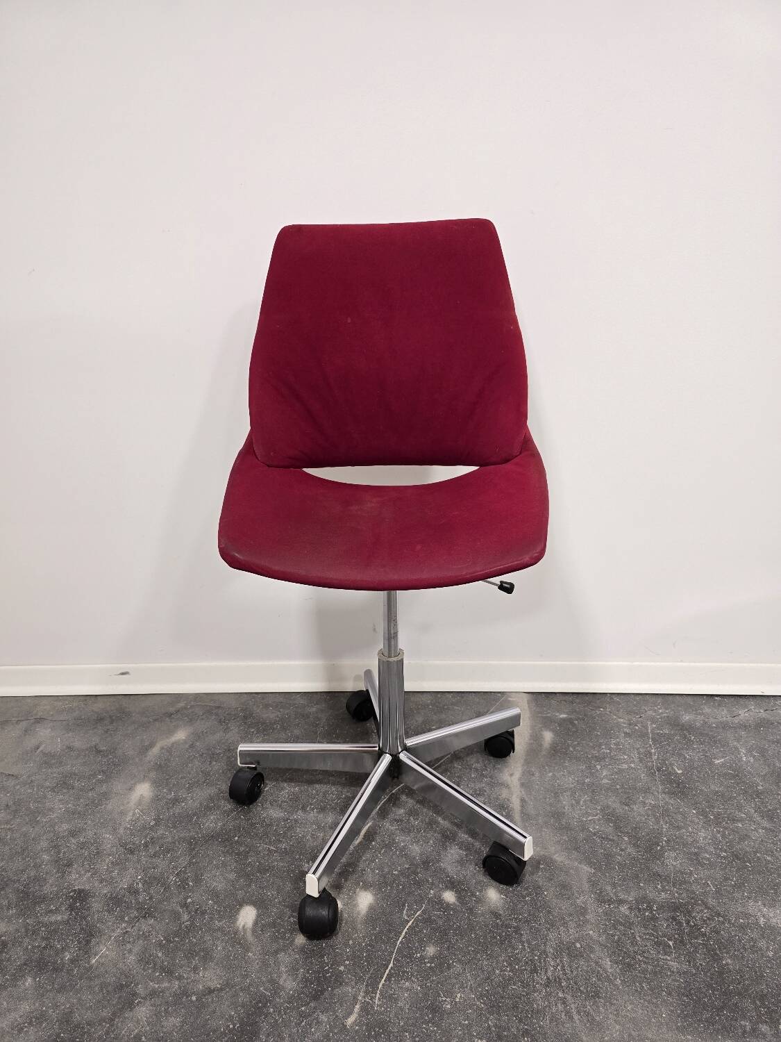 Chaise de bureau pivotante rouge des années 1970