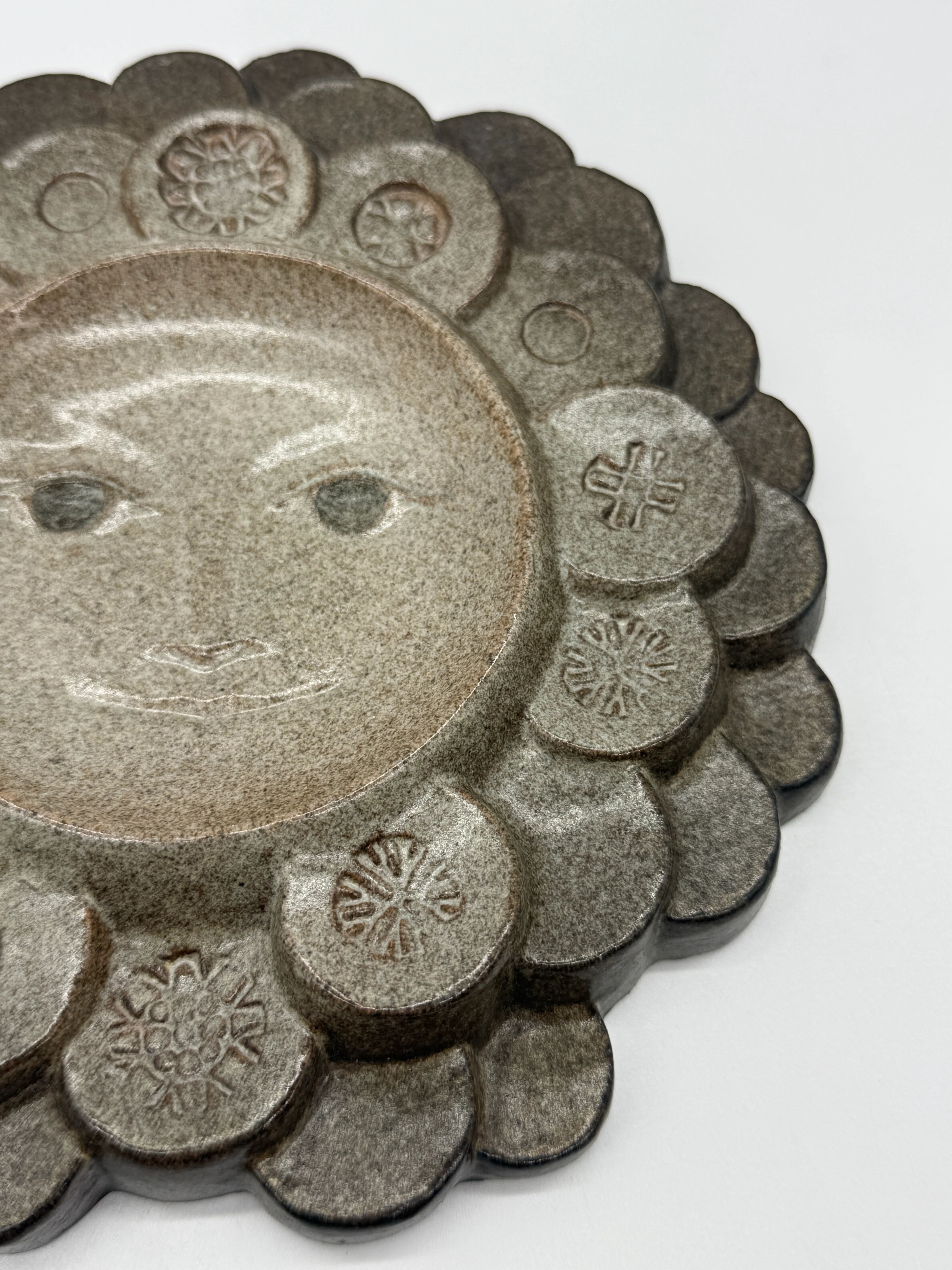 Céramique murale « visage solaire » — signée, circa 1970