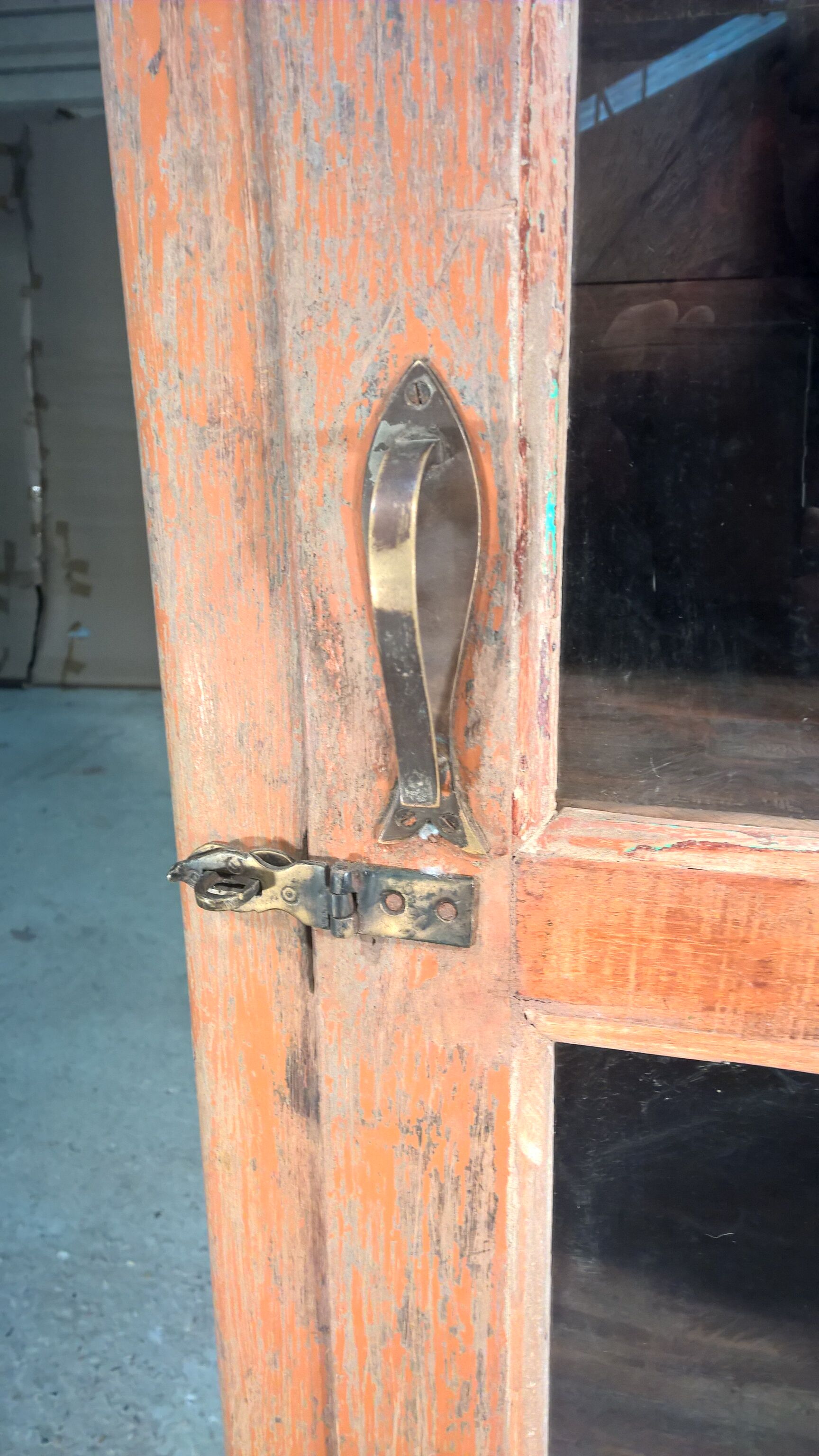 Showcase with 4 door glass panels