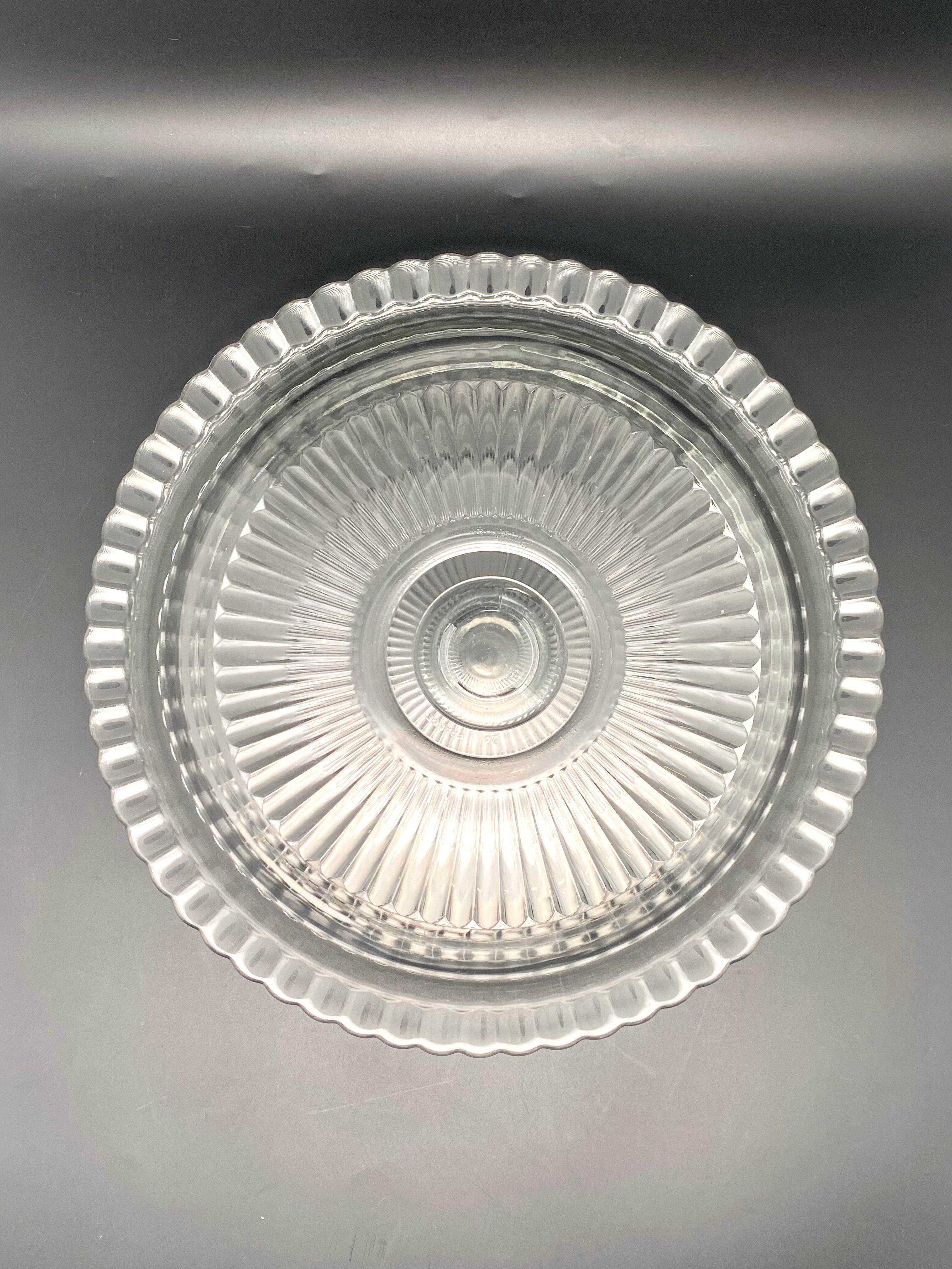 Presentation dish with transparent glass bell