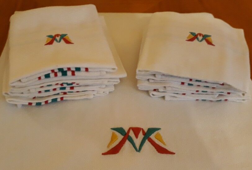 Hand-embroidered tablecloth and its 12 napkins - Encrypted " M V " -80s