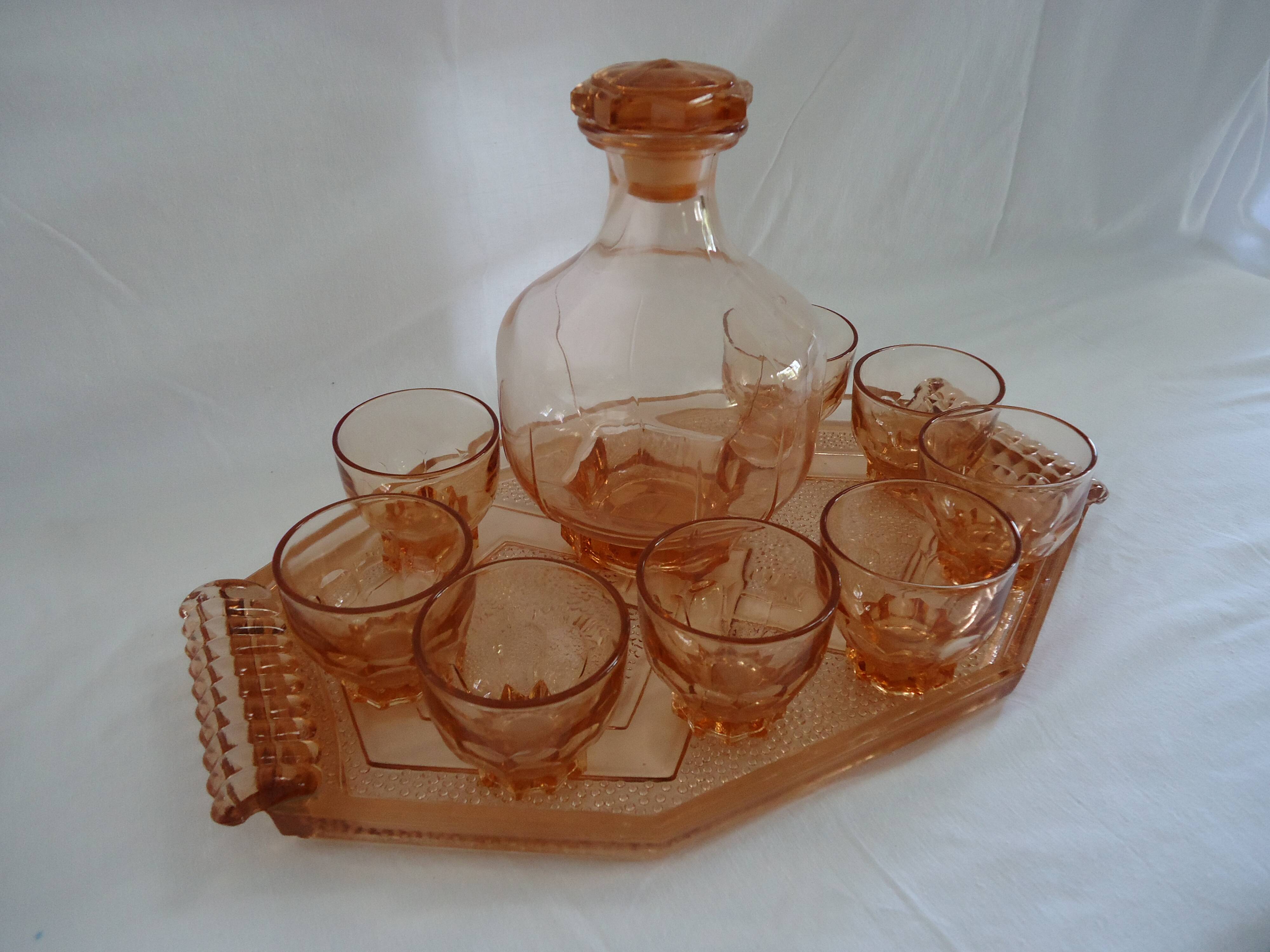 Service vintage en verre rose saumon – Carafe, 8 verres, et plateau Art Dec