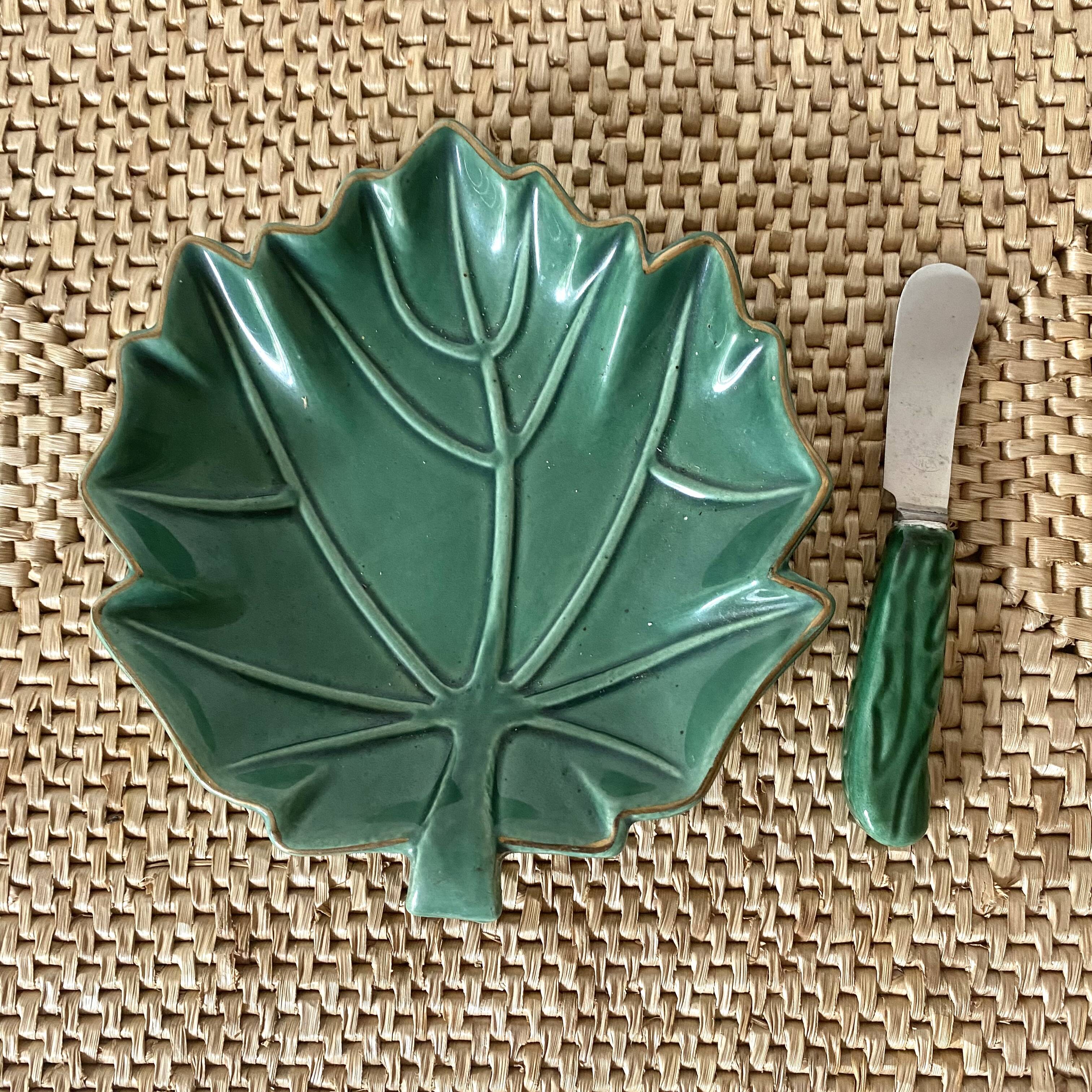 Beurrier en barbotine feuille et son couteau
