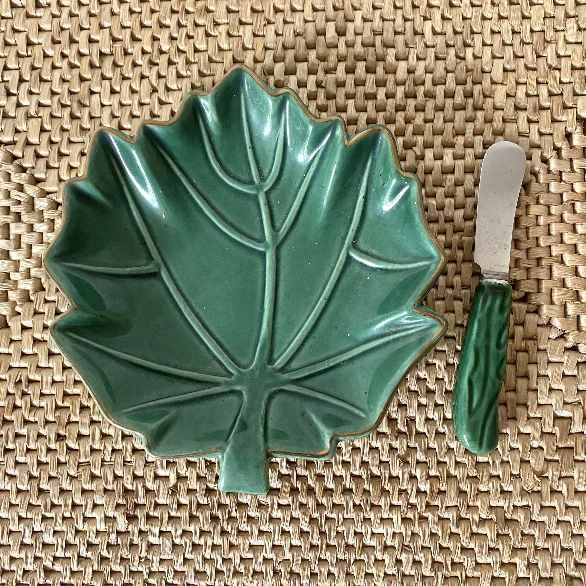 Beurrier en barbotine feuille et son couteau