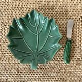 Butter dish in barbotine leaf and its knife