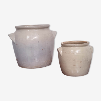 Two grease pots in sandstone 7 and 3 gray and cream