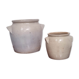 Two grease pots in sandstone 7 and 3 gray and cream