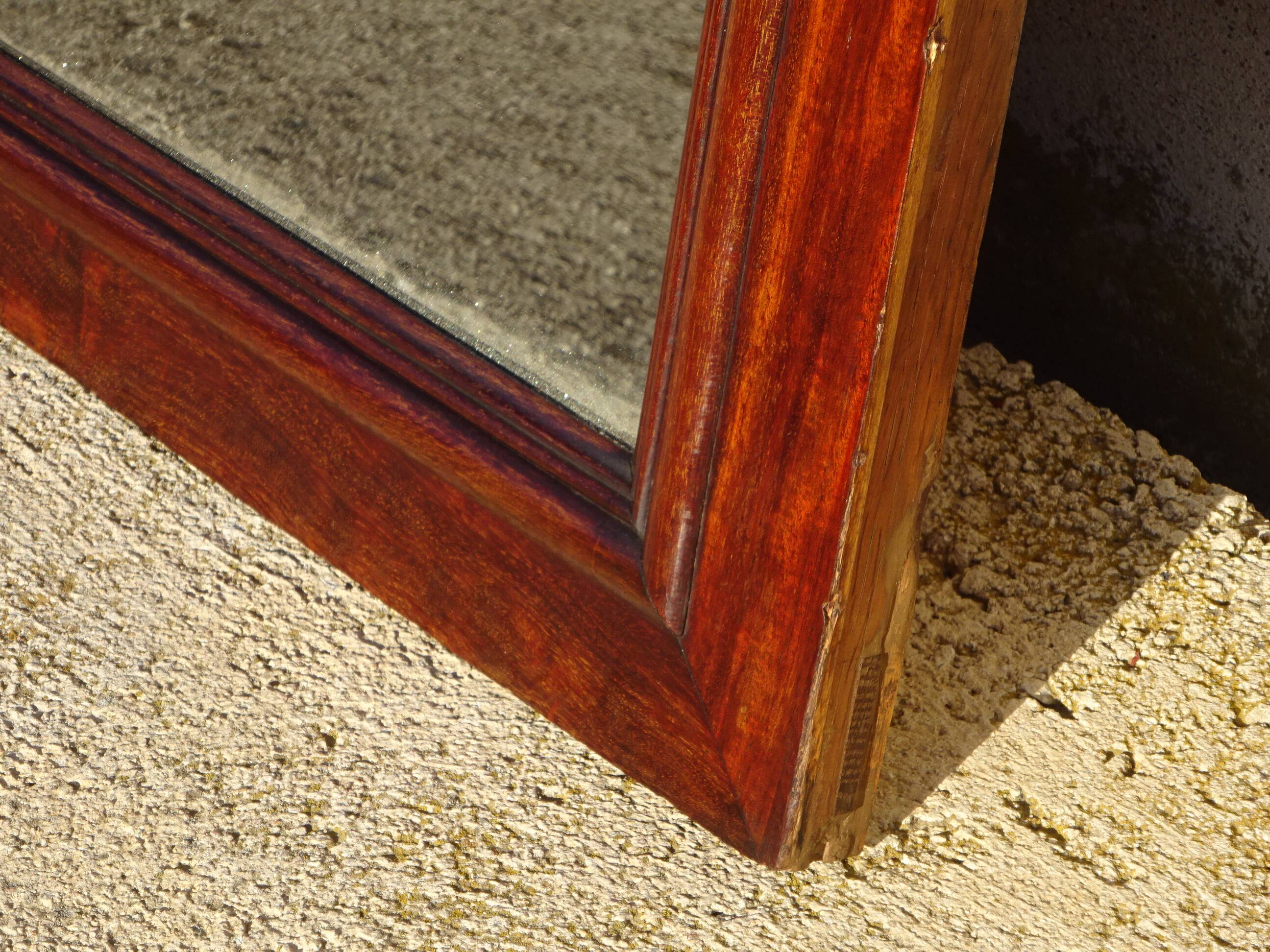 Large antique mirror in a flame mahogany frame; 132x82 cm