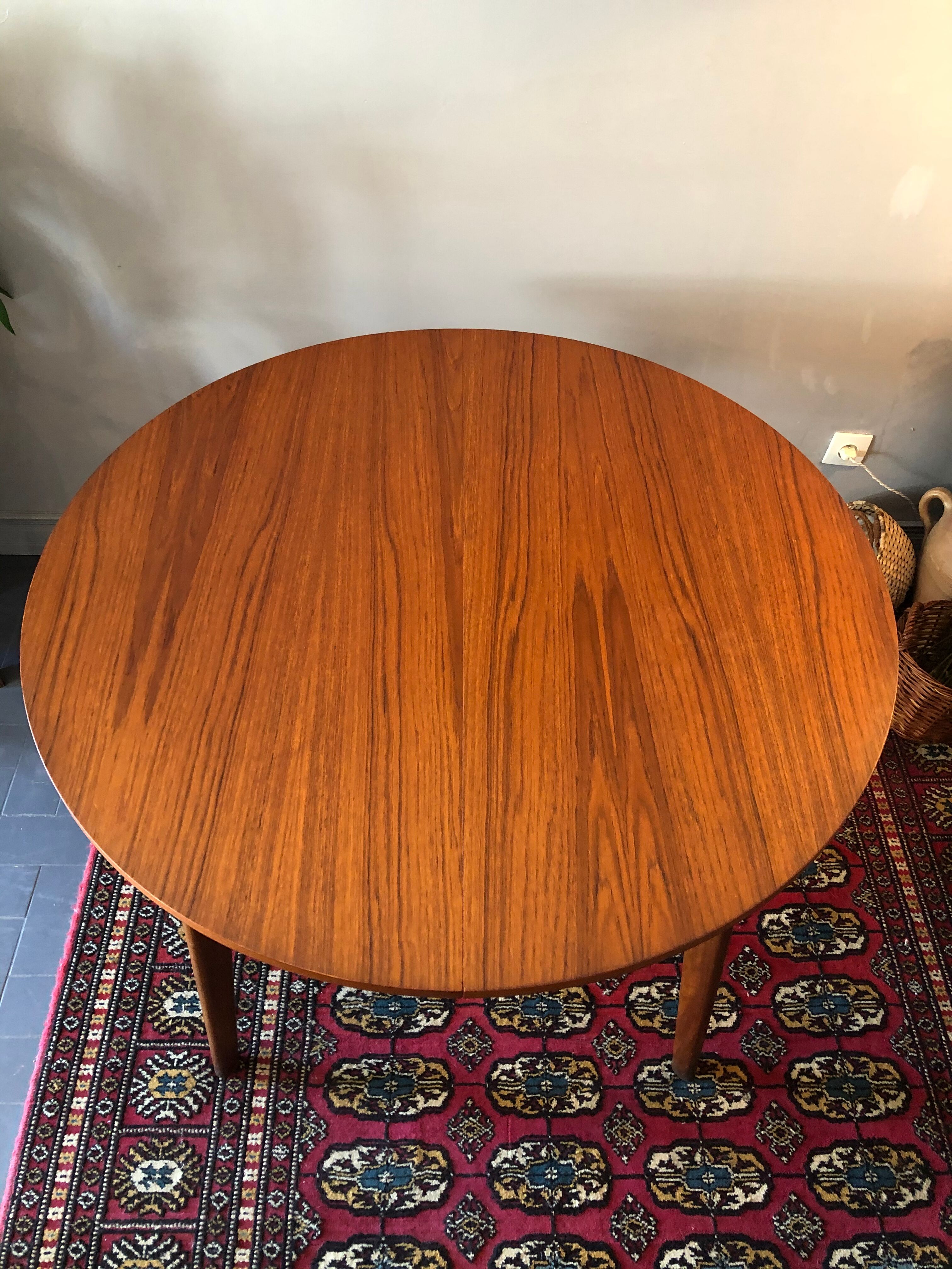 Extendable vintage roundtable