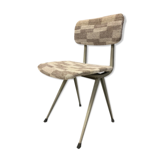 Friso Kramer result Ahrend chair by Cirkel