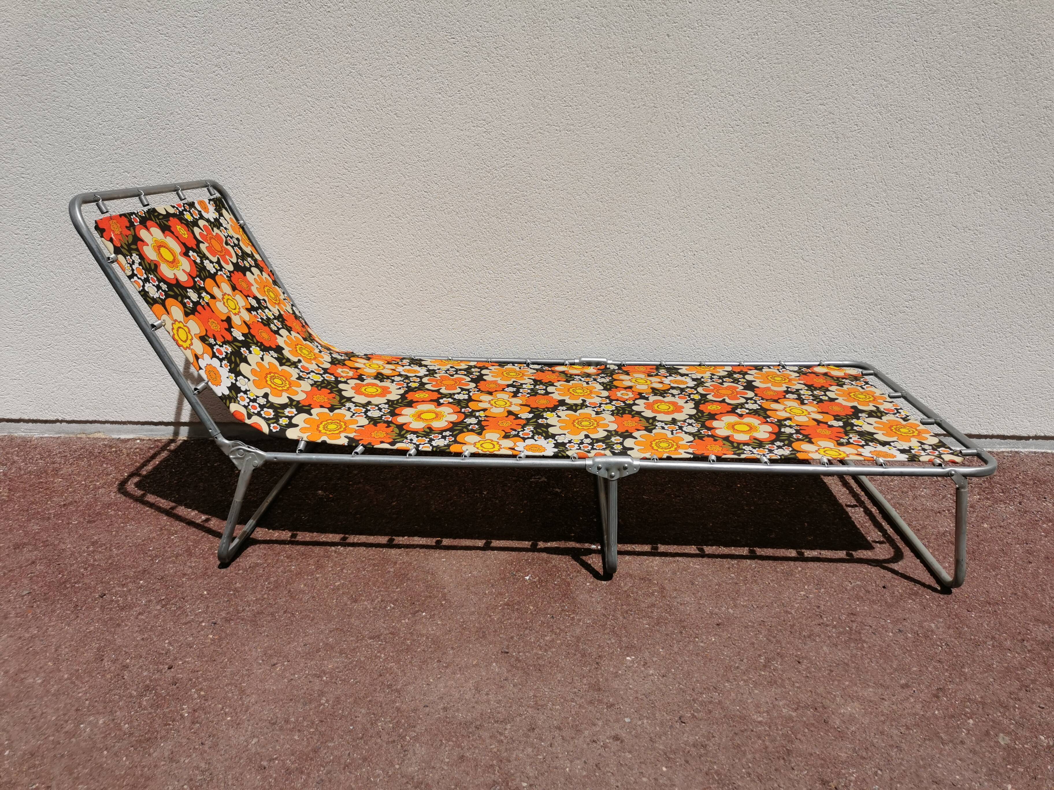 Vintage SOleil bath, Orange flower deckchairs