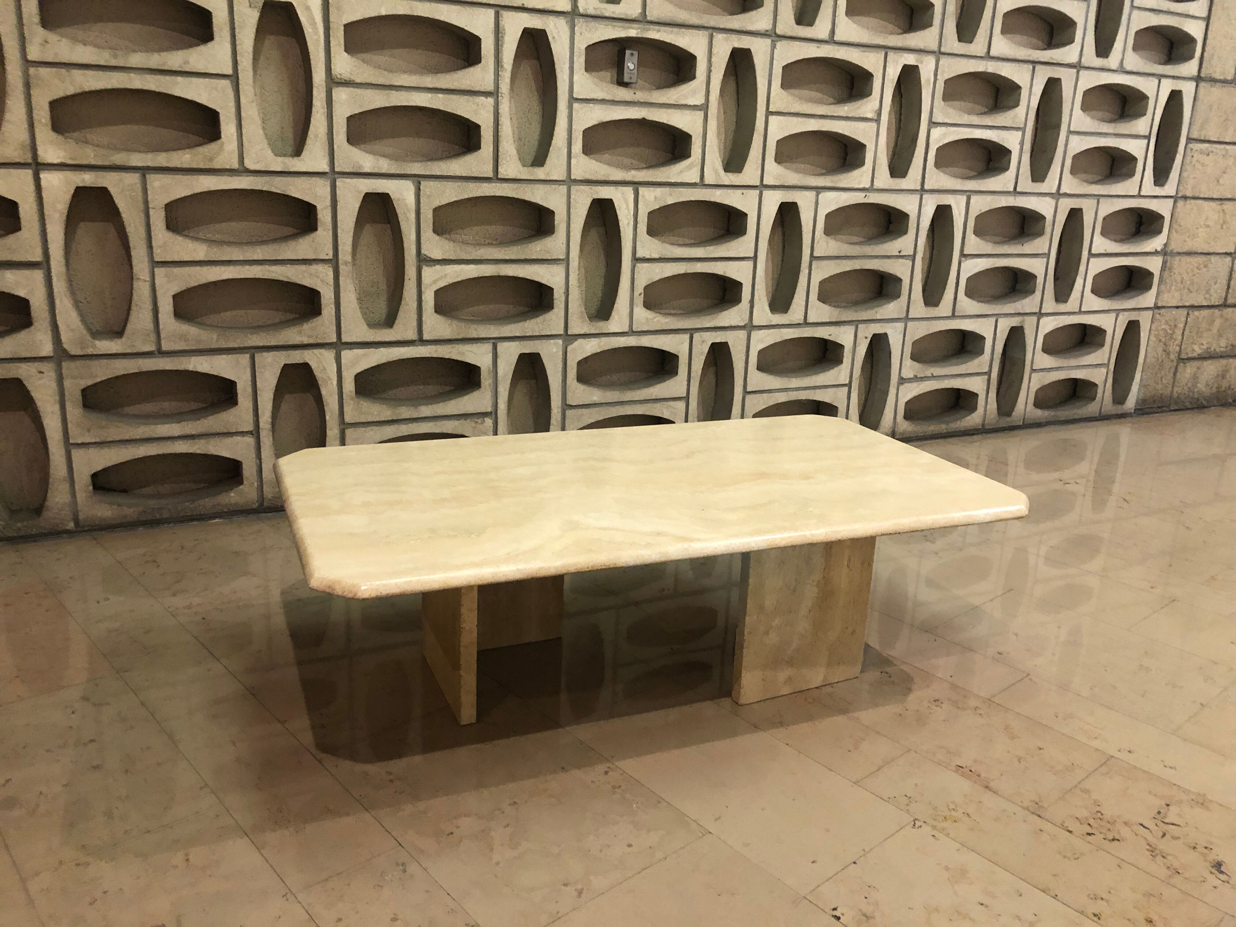 Table en travertin rectangle avec 2 pieds en l