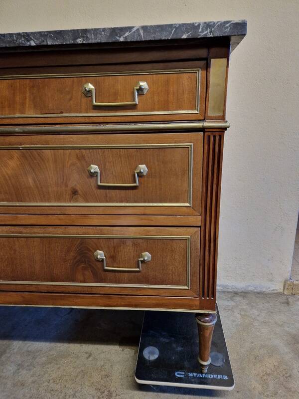 Mahogany commode with mahogany veneer from the Louis XVI period - late 18th century.