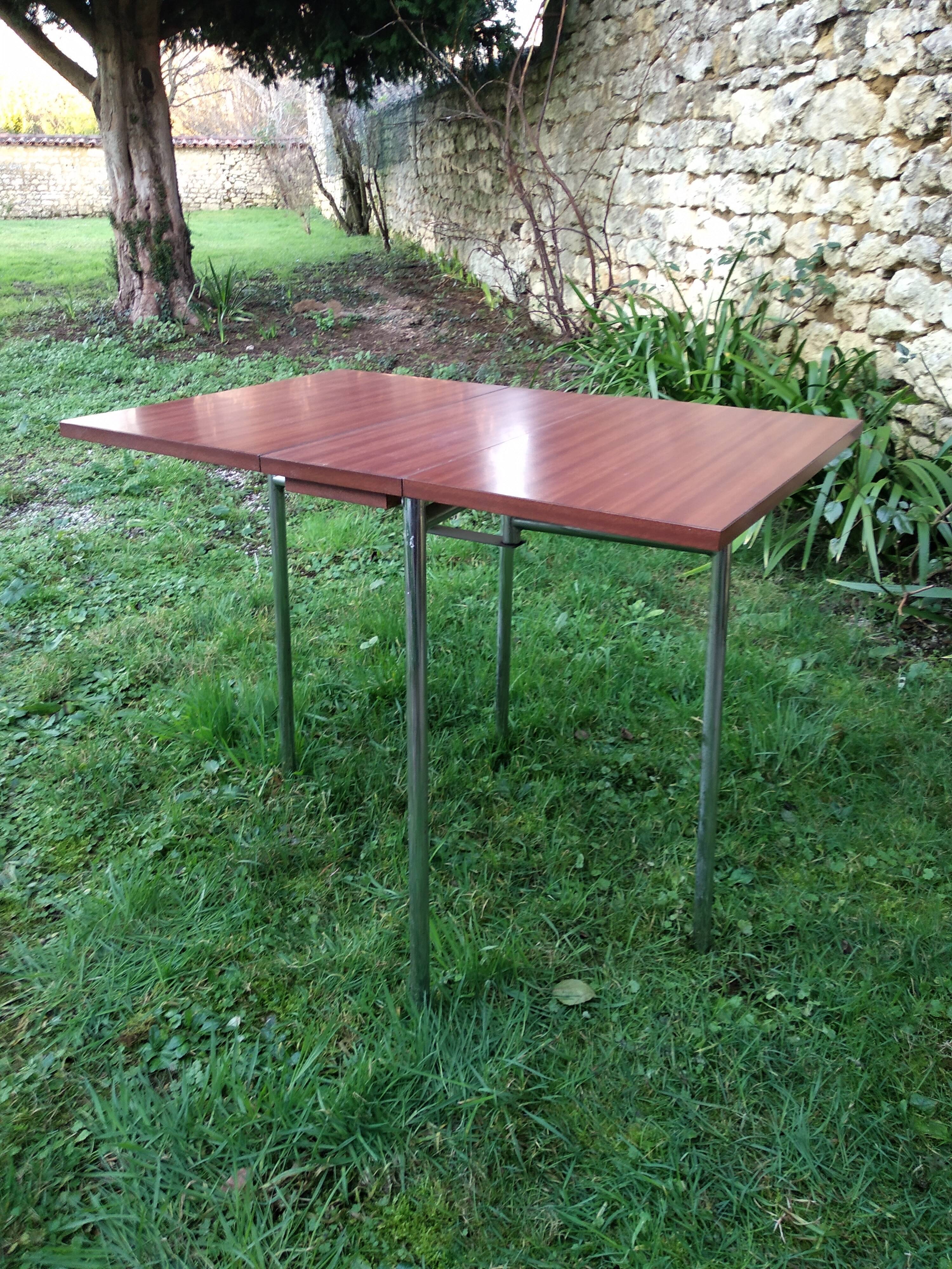 Foldable formica table