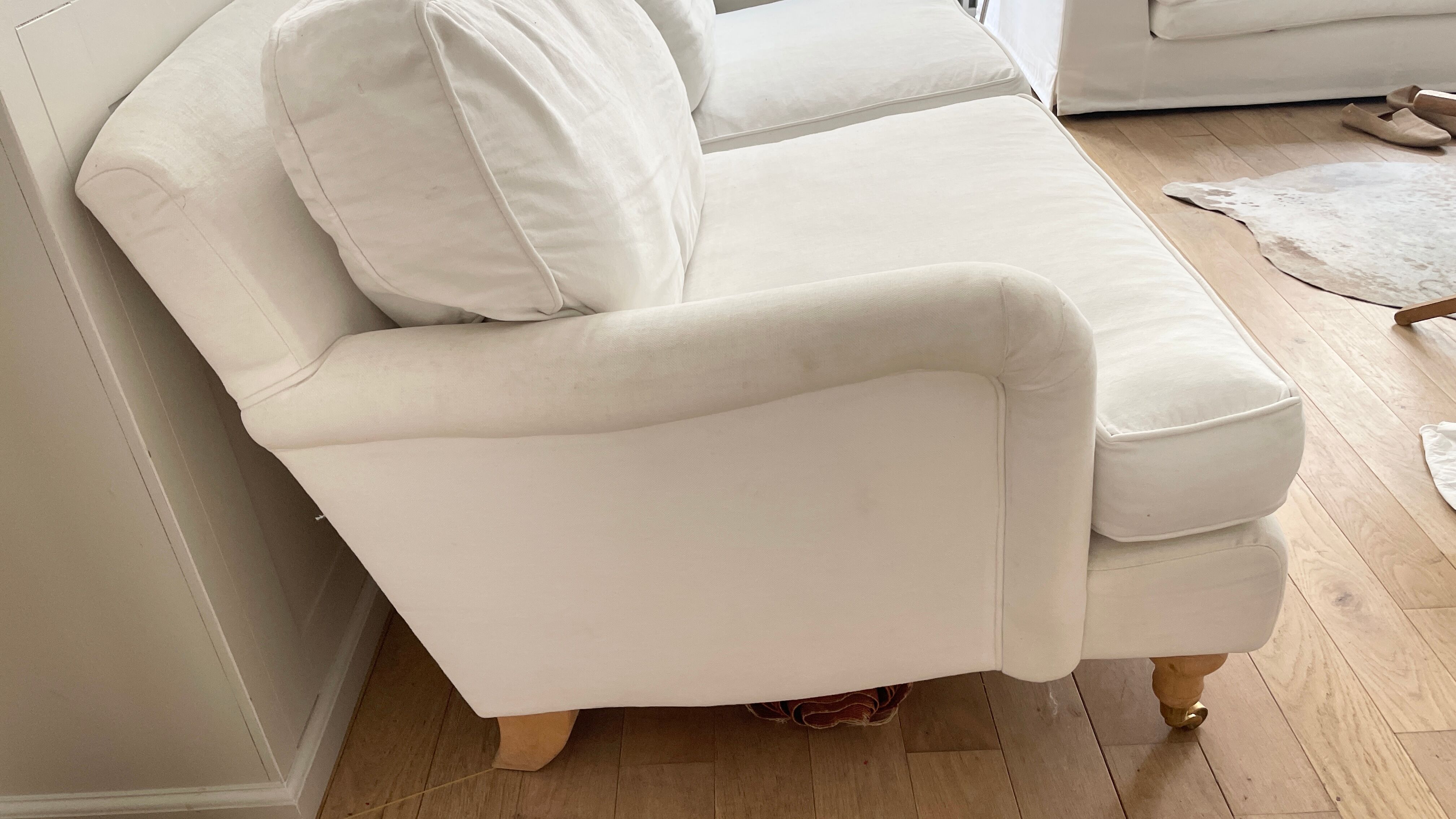 White sofa 2 places