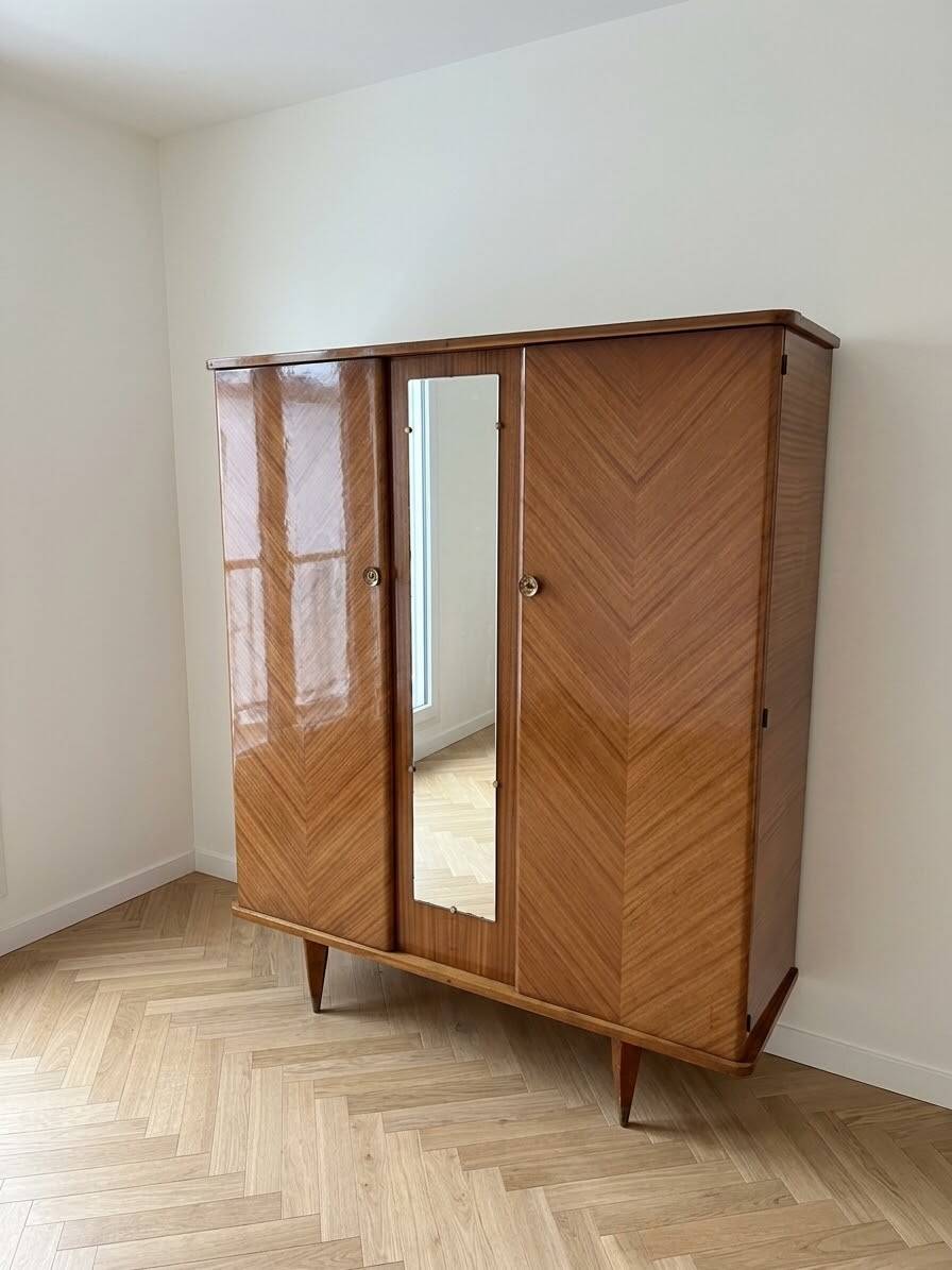 Retro wooden veneer wardrobe: 3 doors with mirror and tapered legs.