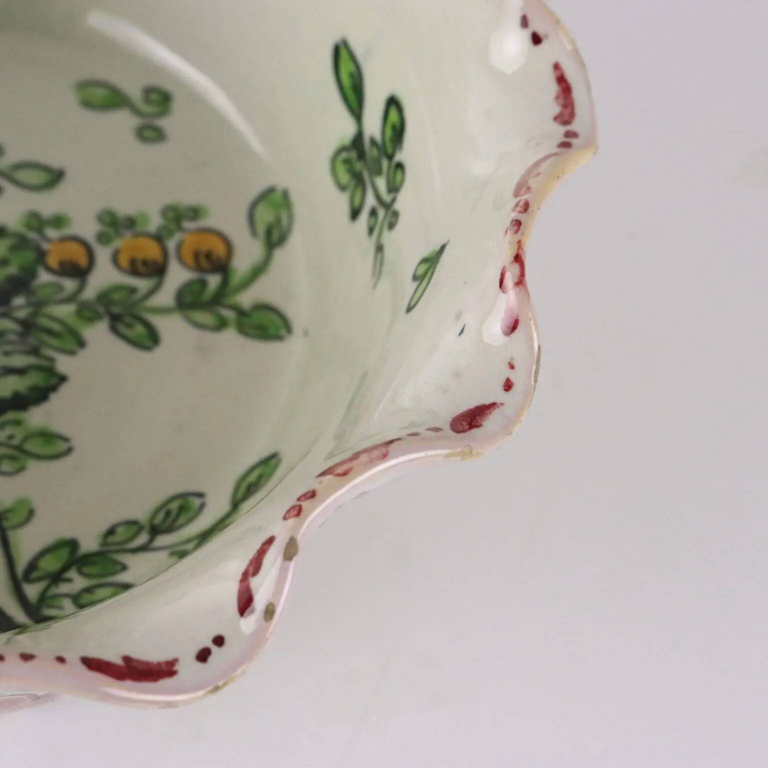 Antique coupe in majolica by Molaroni, Pesaro manufacture, Italy, late 19th century.