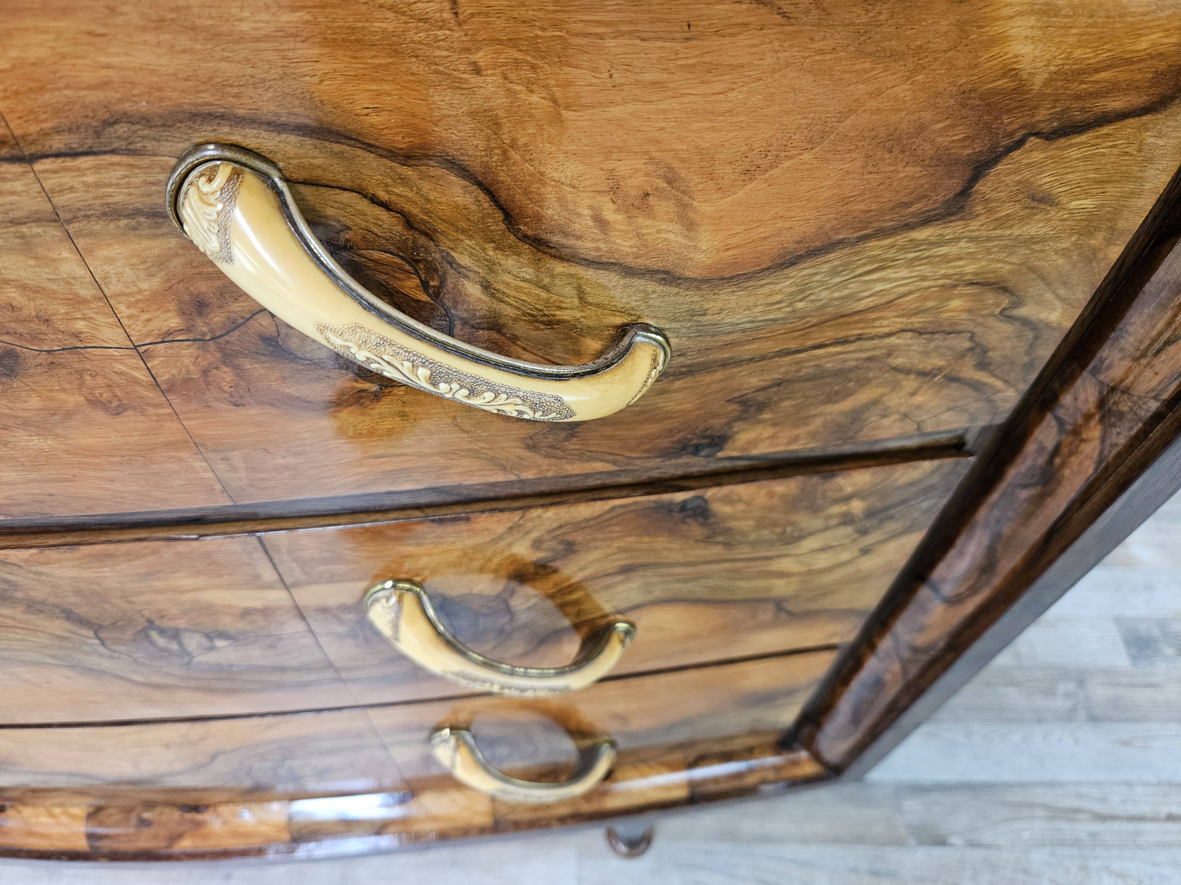 Commode Art Déco toscane des années 1940 en noyer raciné.