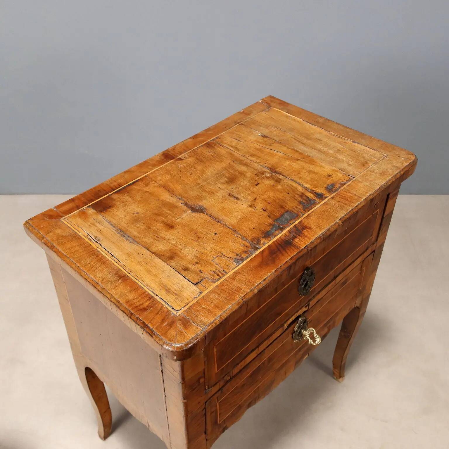 Antique baroque bedside table in walnut and maple, Italy, 18th century.