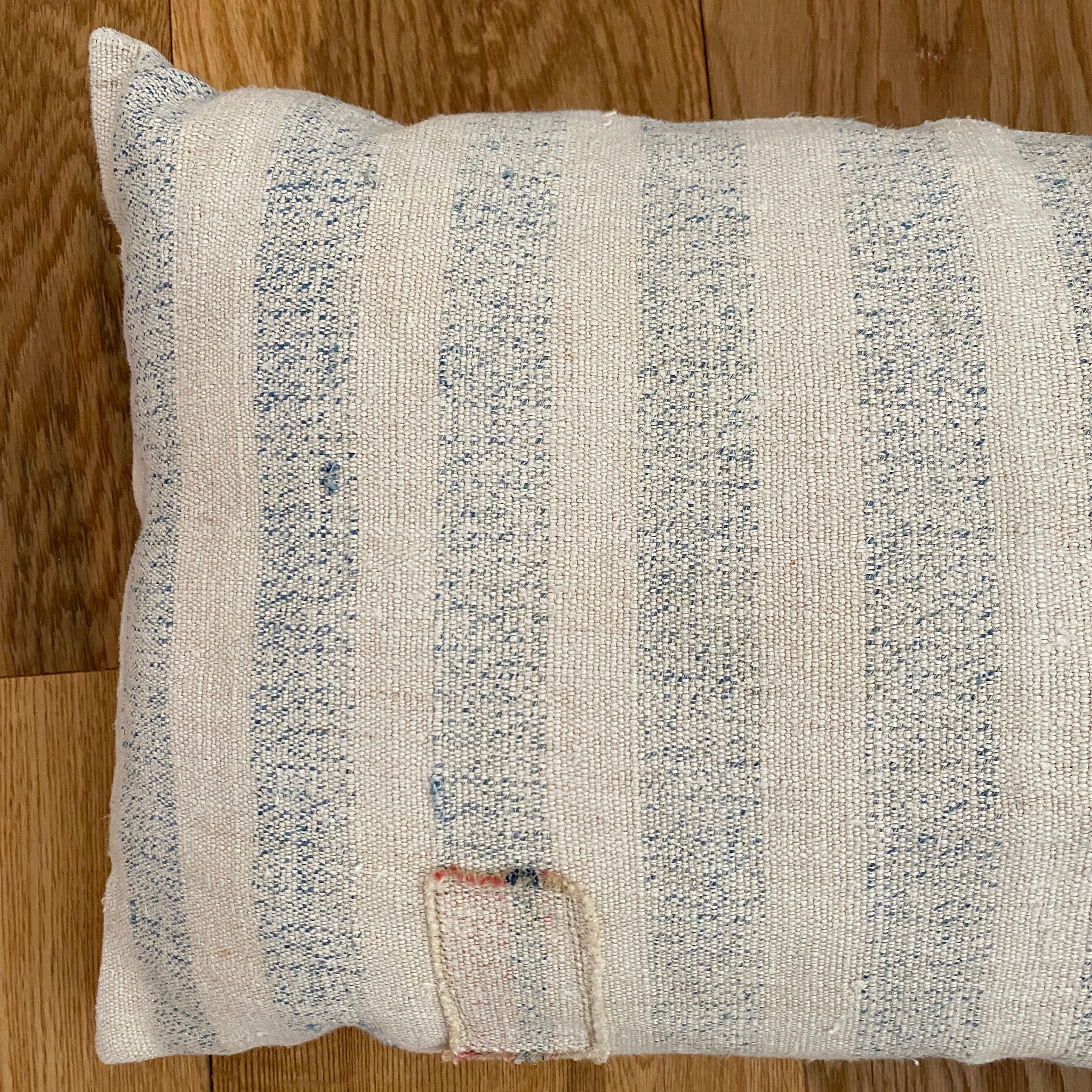 Coussin en toile ancienne style kilim tissé, patché