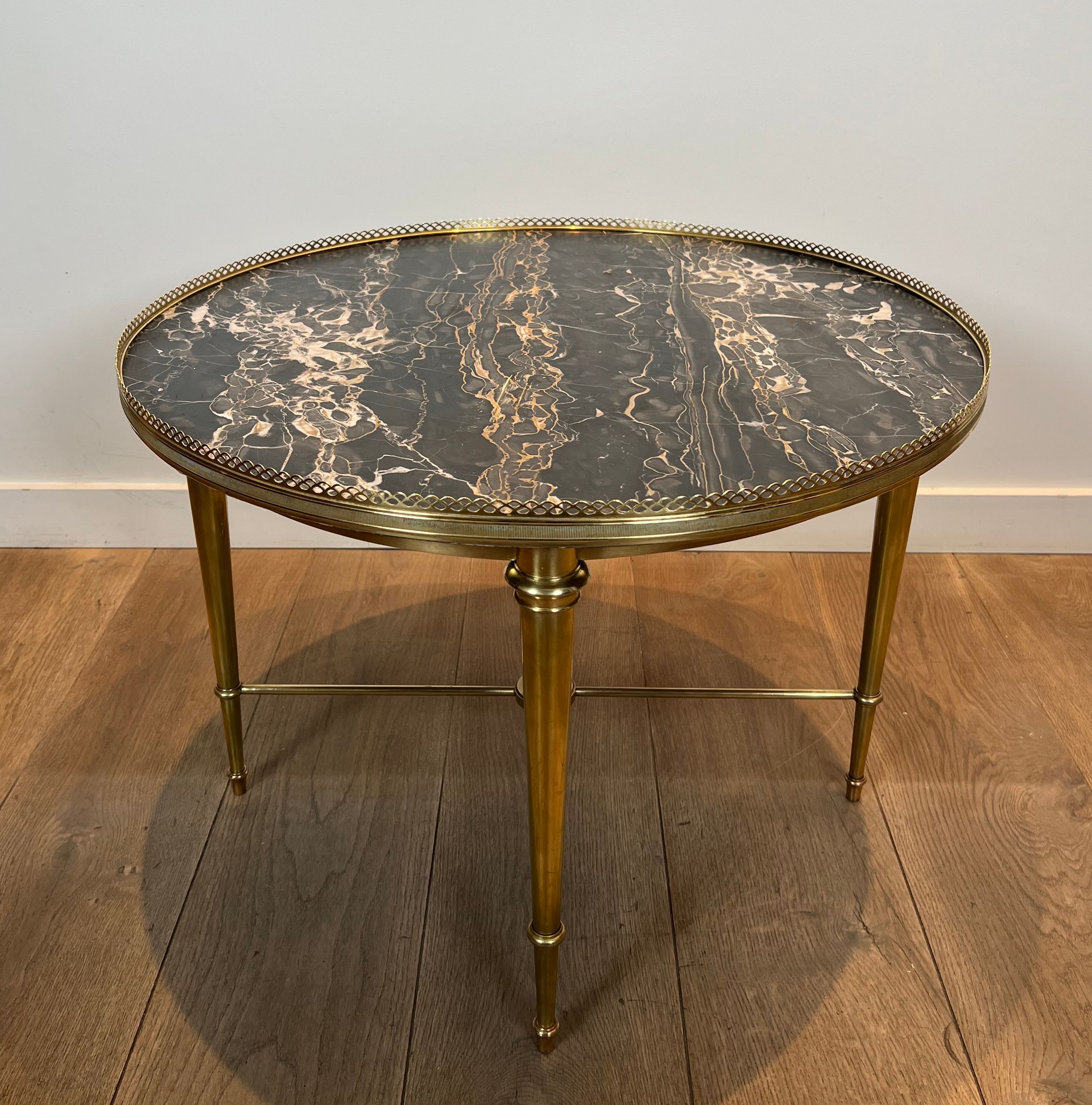 Round coffee table in brass with a marble top from the Ramsay house.