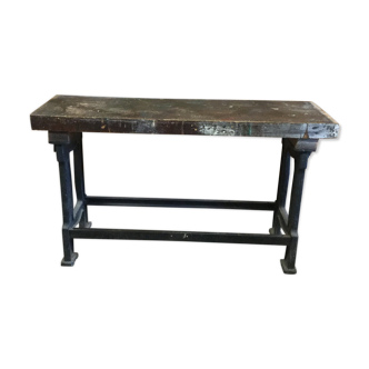 Workbench with cast iron foot